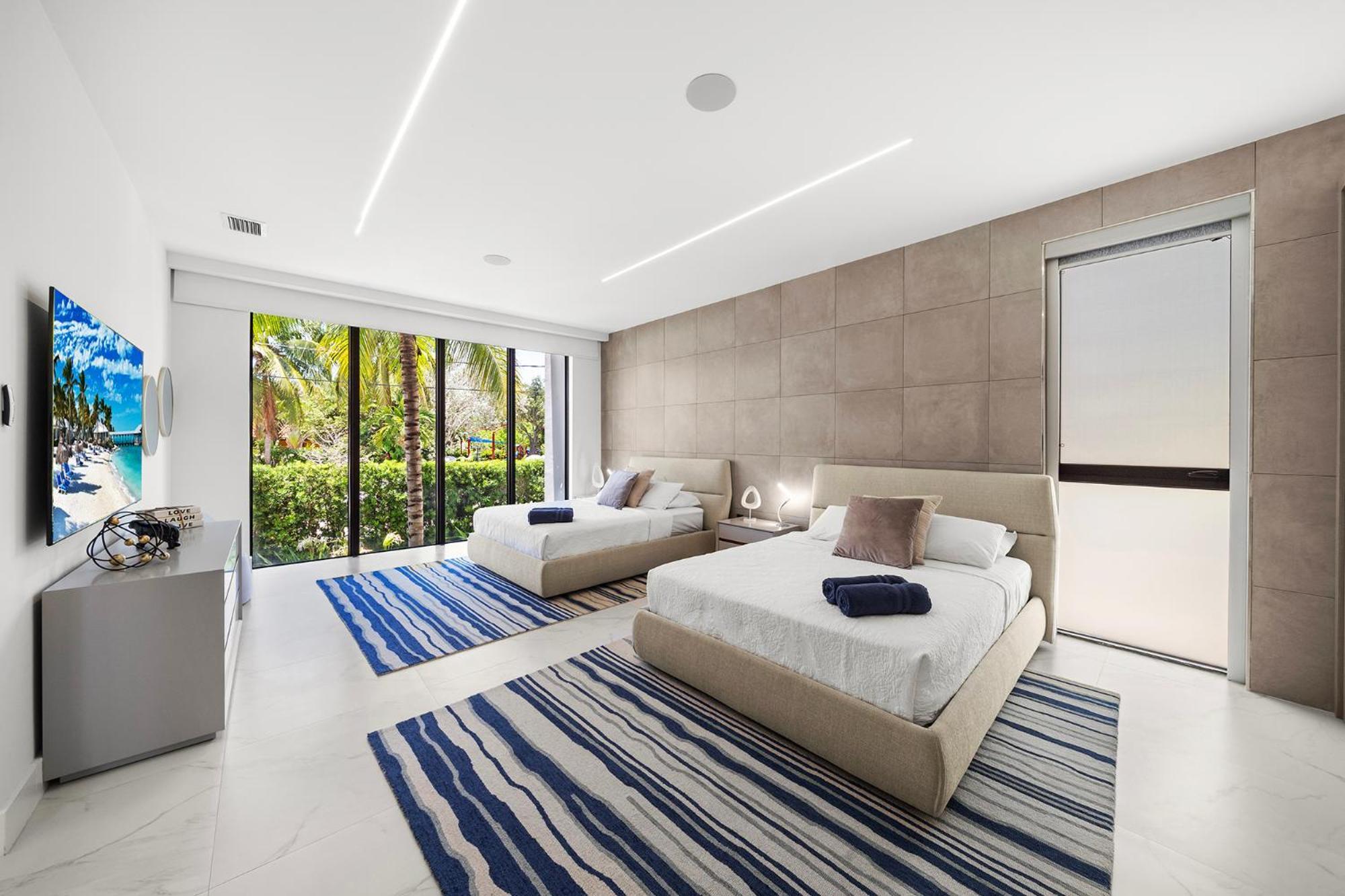 Villa Waterfront 6 Bedrooms Sleeps 14 People
