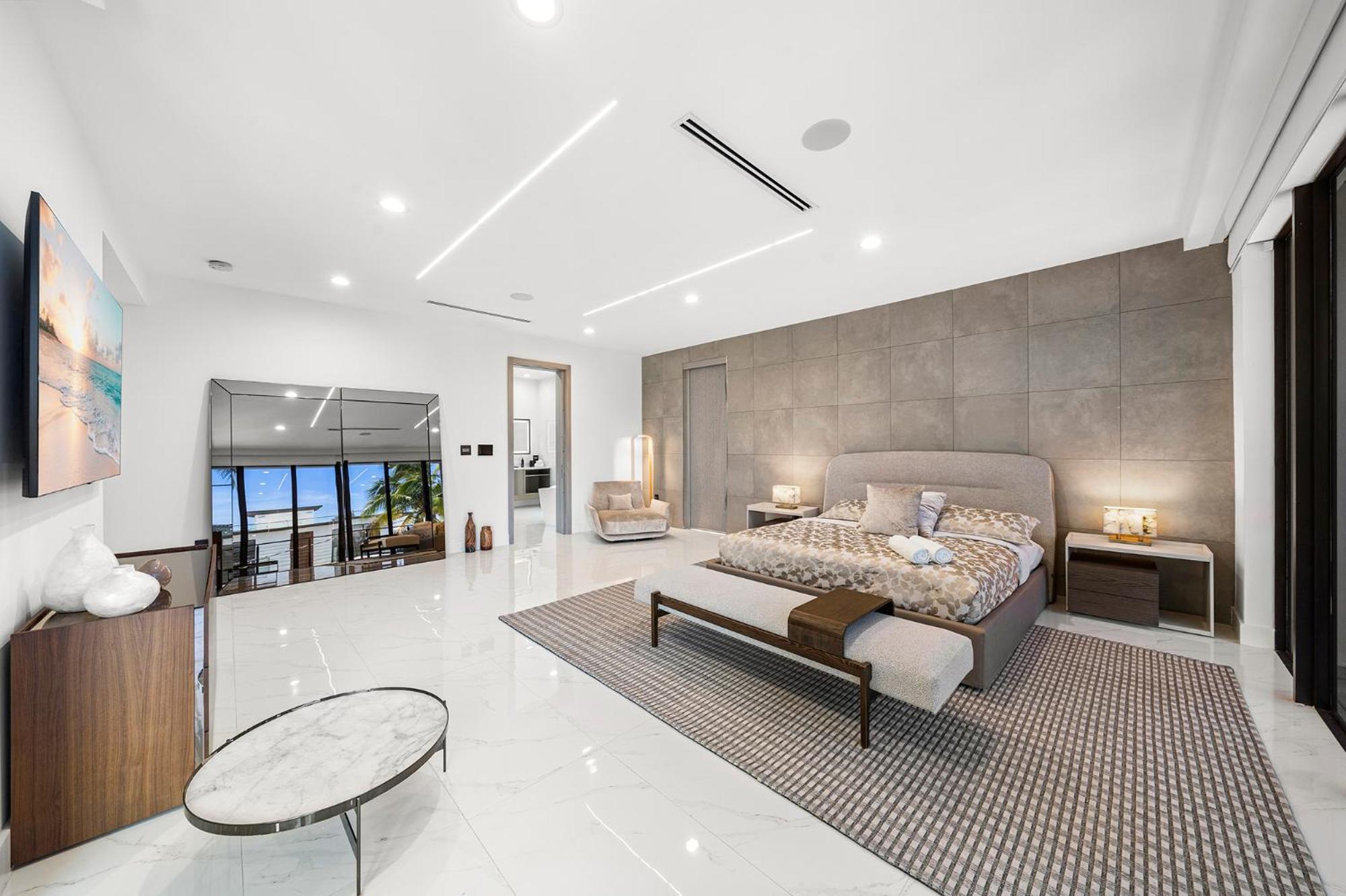 Villa Waterfront 6 Bedrooms Sleeps 14 People *