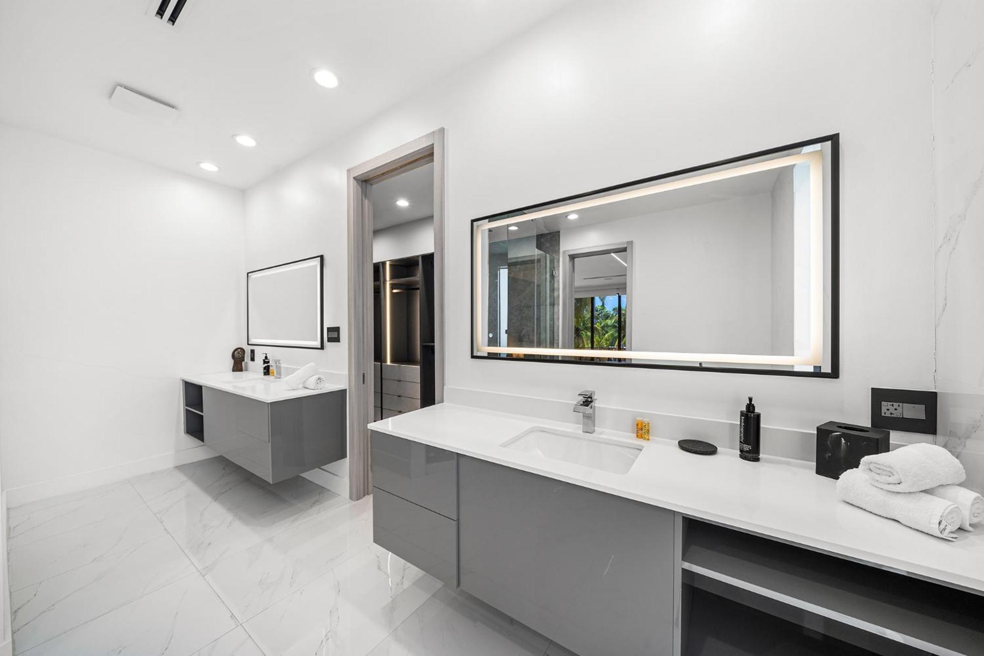 Waterfront 6 Bedrooms Sleeps 14 People Villa Miami
