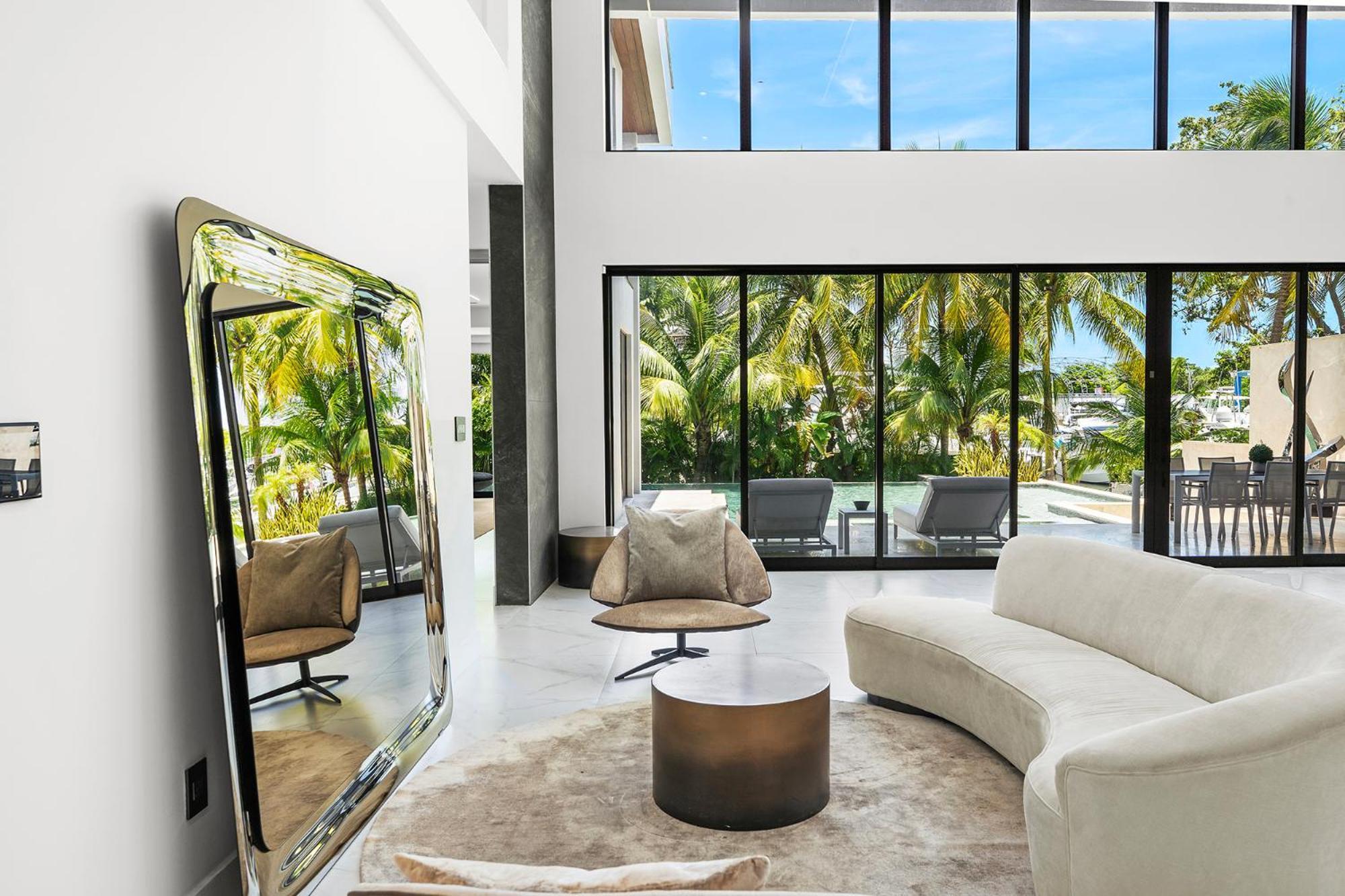 Waterfront 6 Bedrooms Sleeps 14 People *