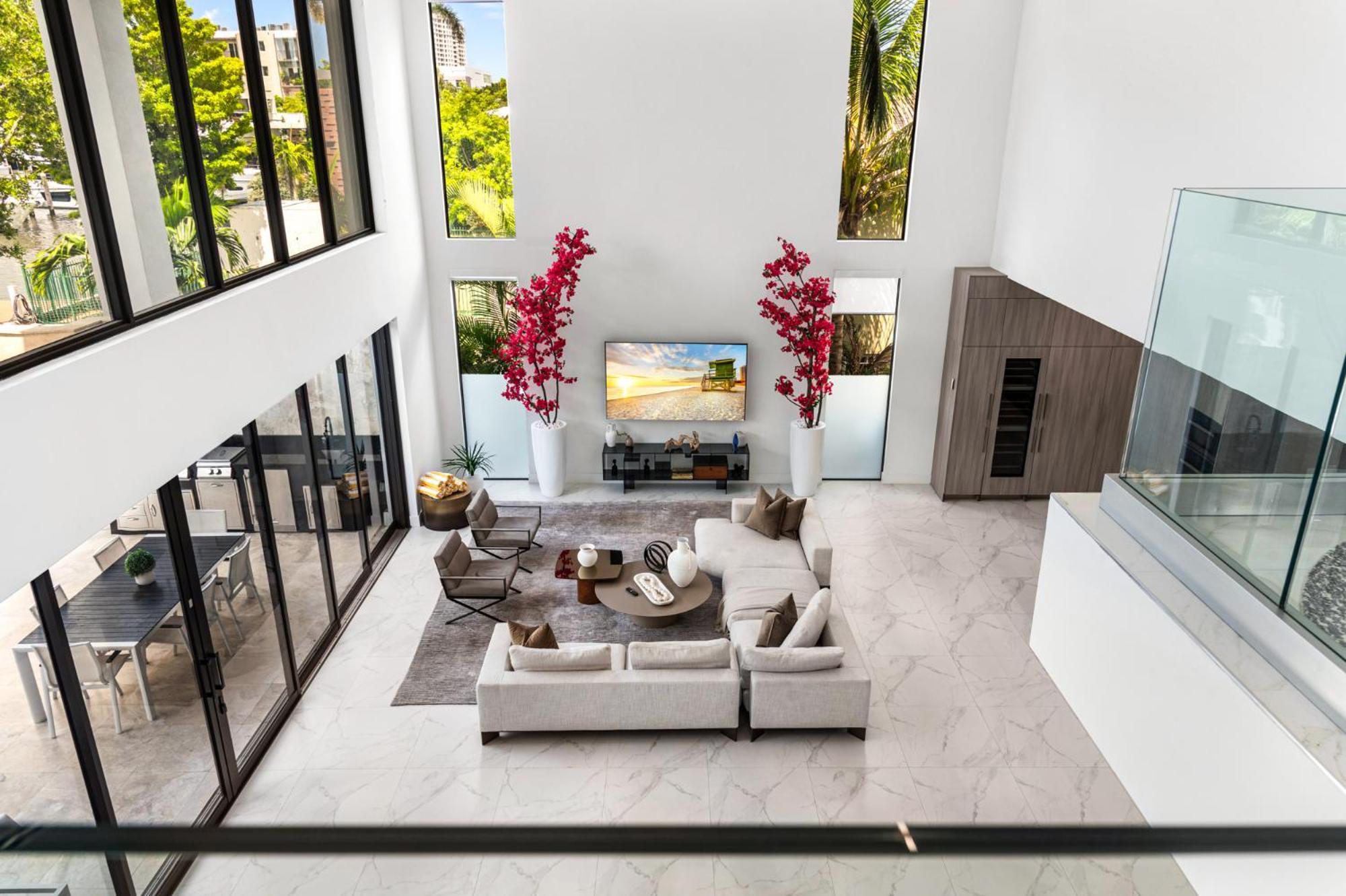 Villa Waterfront 6 Bedrooms Sleeps 14 People