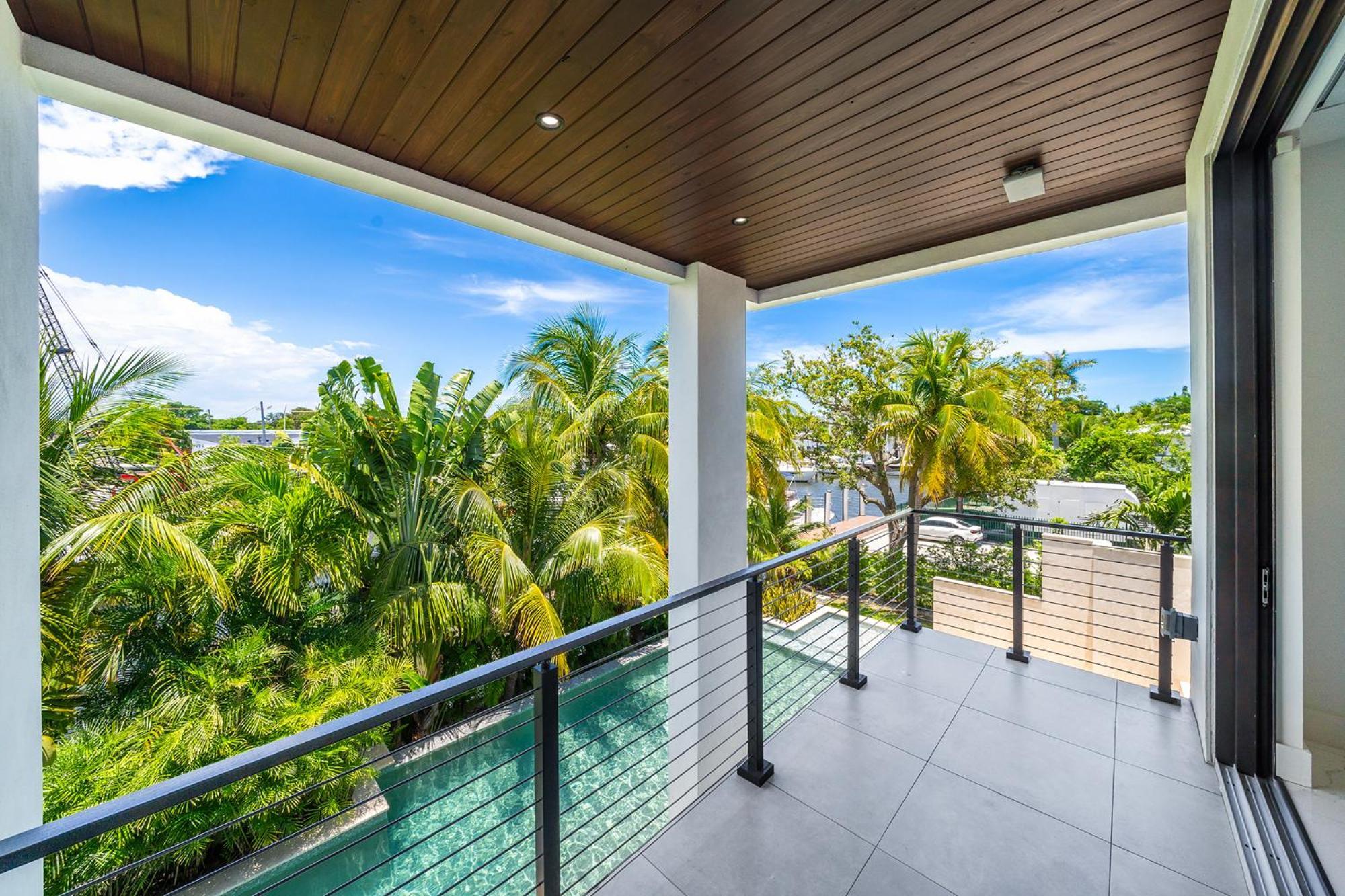 Waterfront 6 Bedrooms Sleeps 14 People Villa