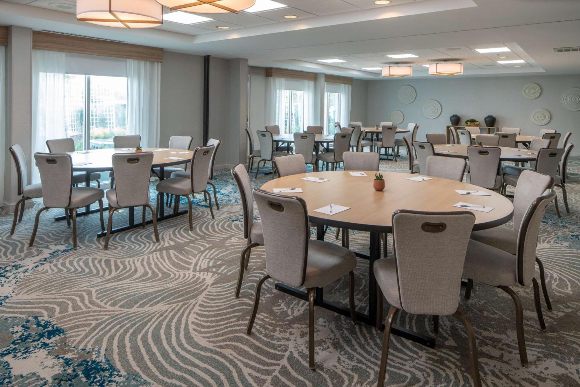 Hilton Garden Airport Hotel 3*