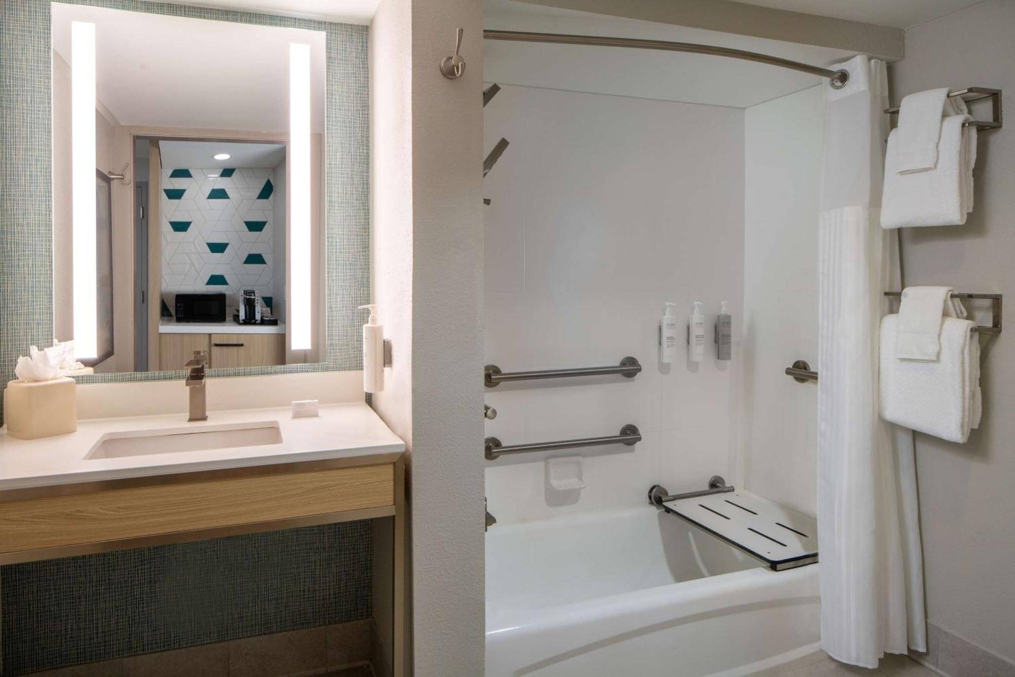 Hilton Garden Airport Hotel 3*