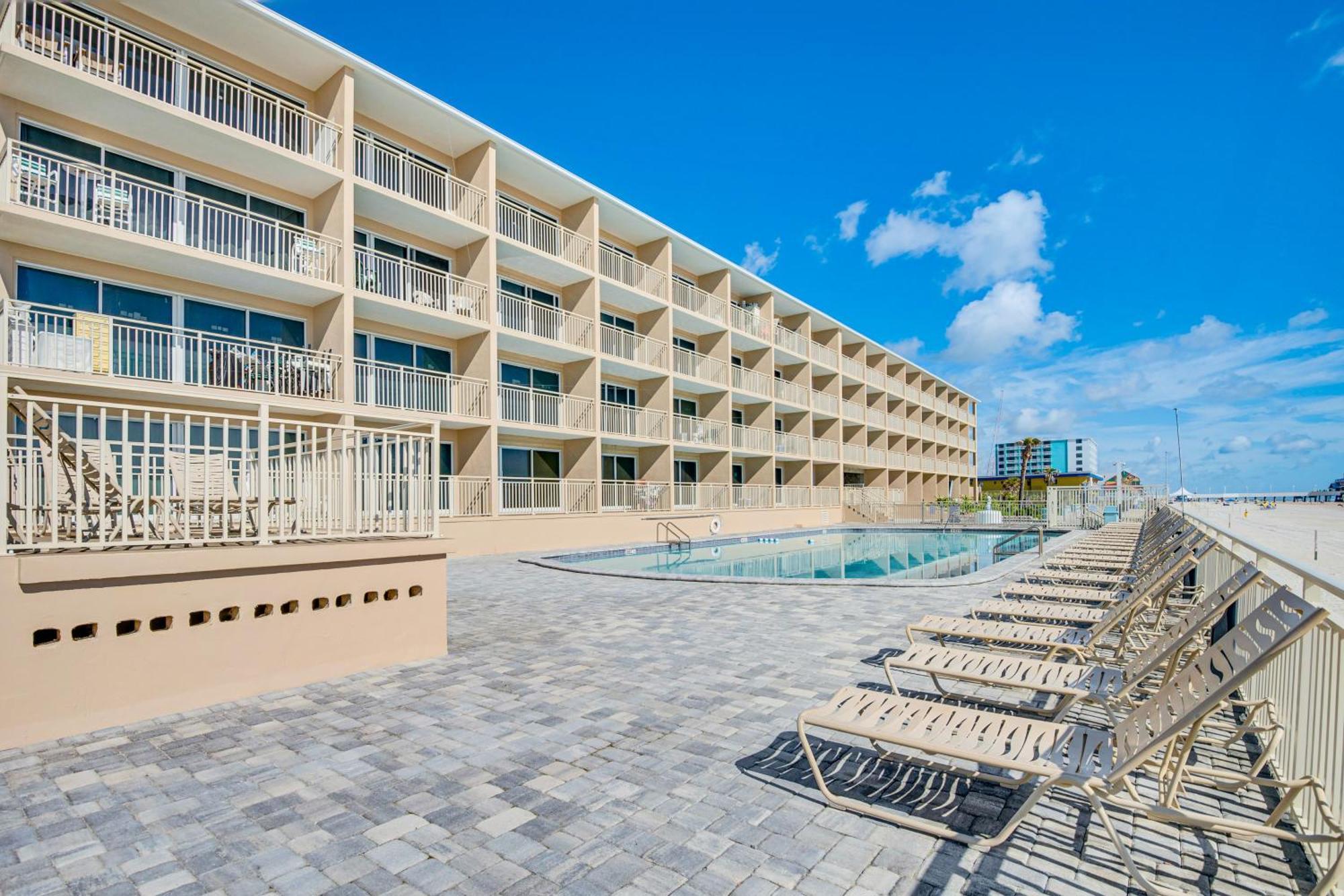 Cozy Daytona - Steps To Ocean!