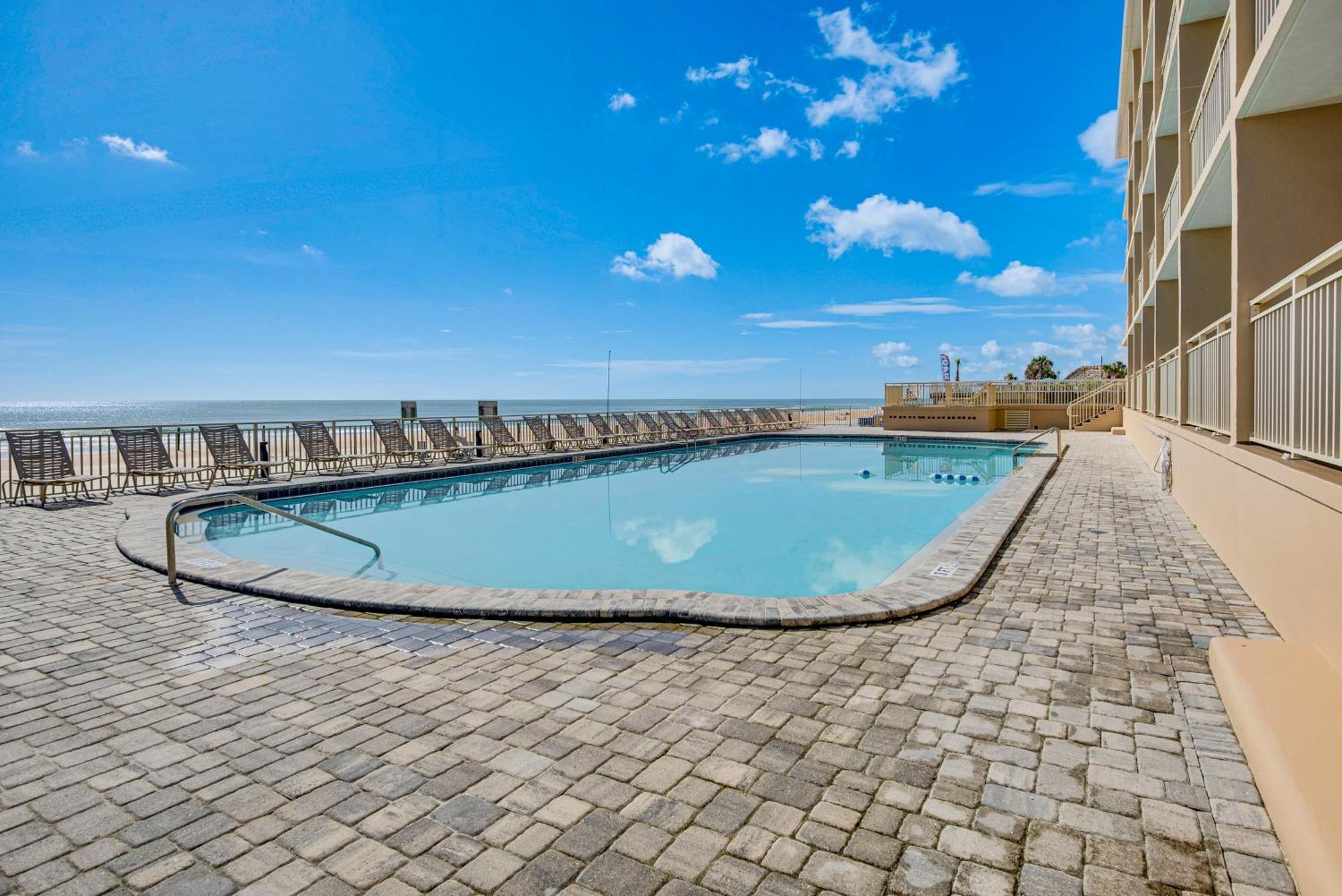 Cozy Daytona - Steps To Ocean!