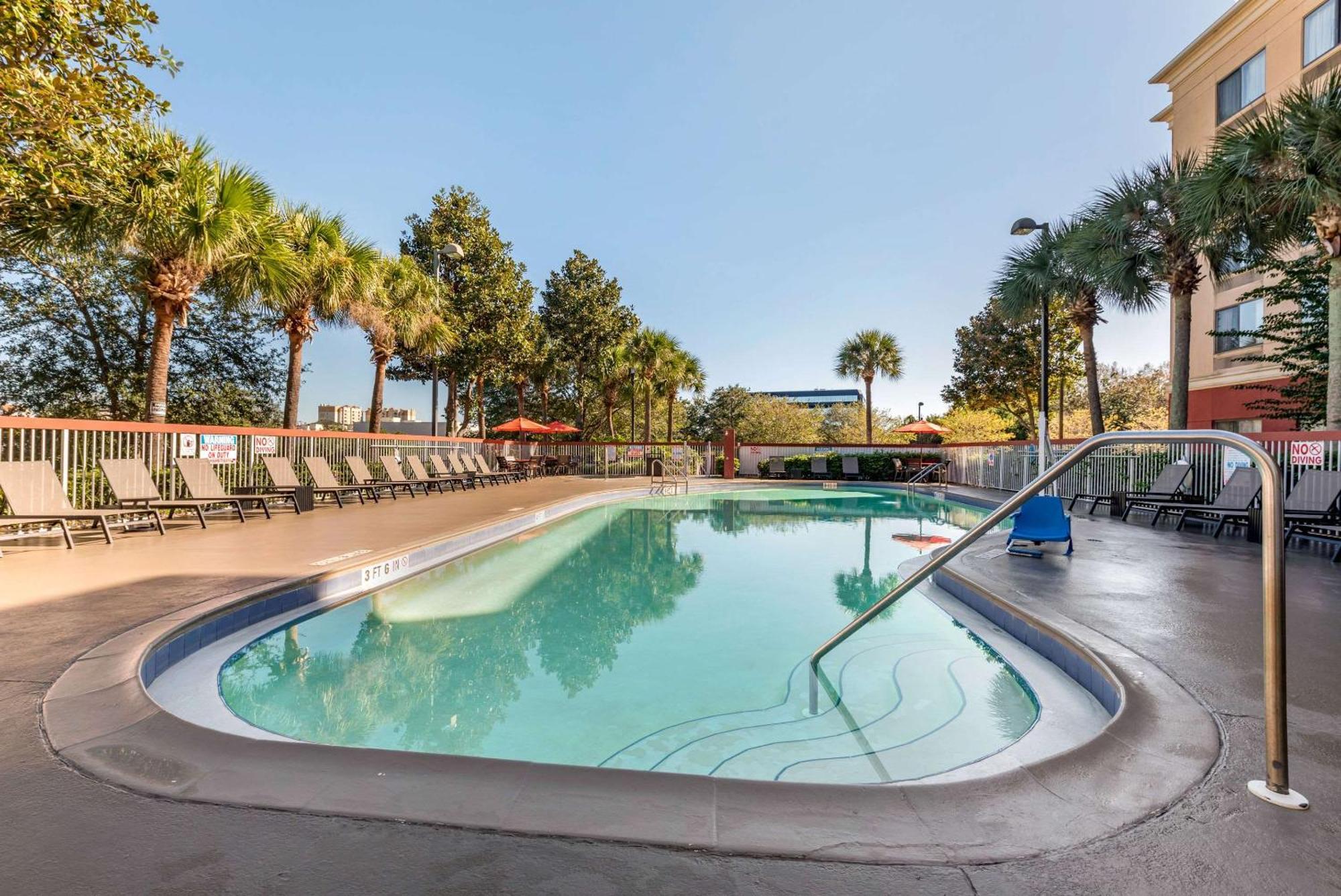 Hotel Comfort & Near Universal Resort-convention Ctr 3*