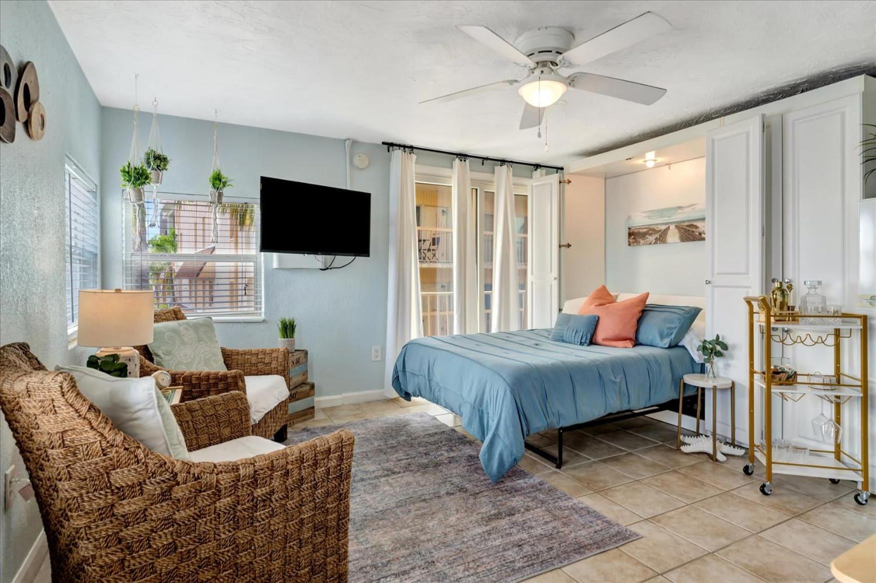 Holiday home The Seashell With Private Balcony And Walk To Clearwater Beach