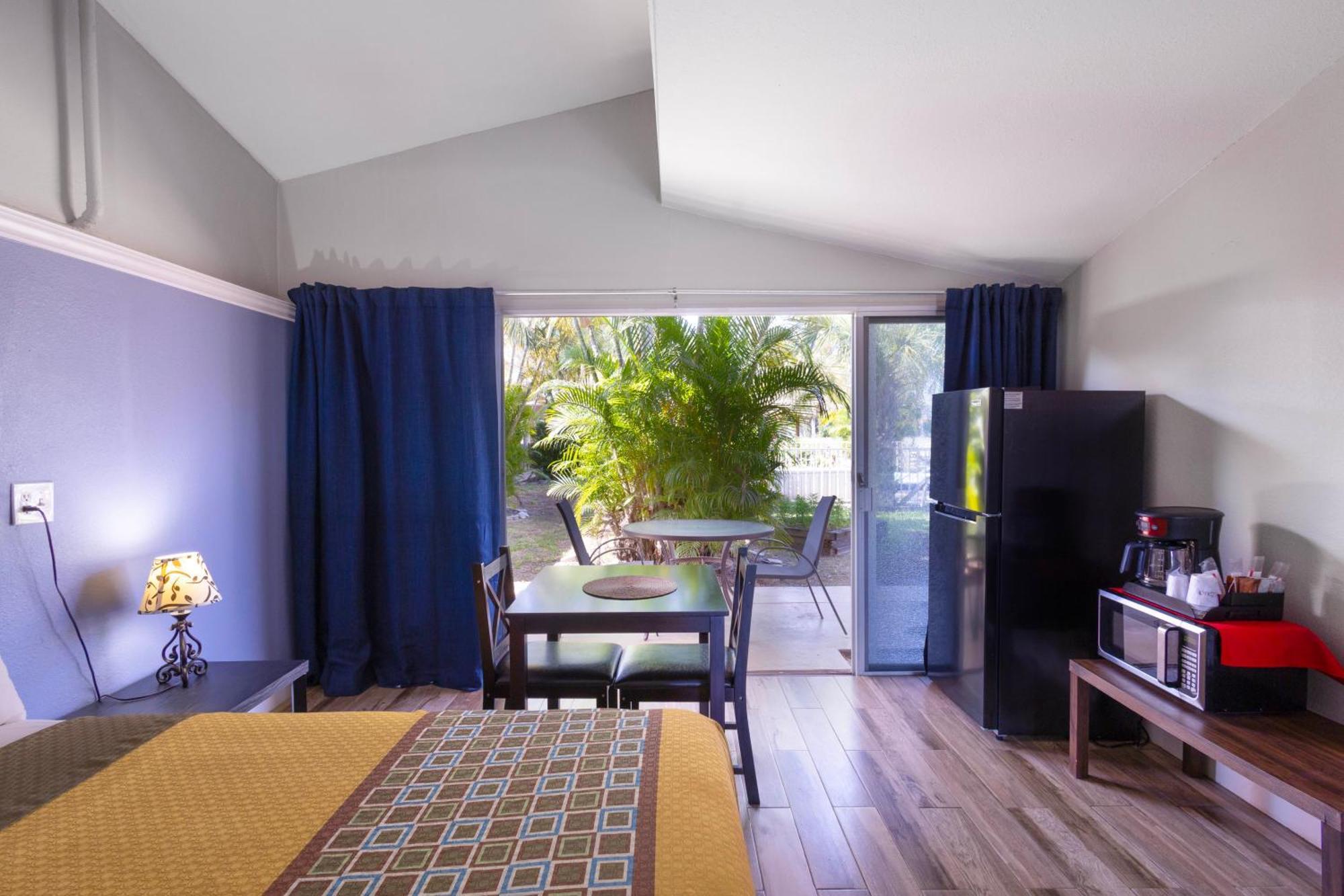 Warm Mineral Springs Motel 2*