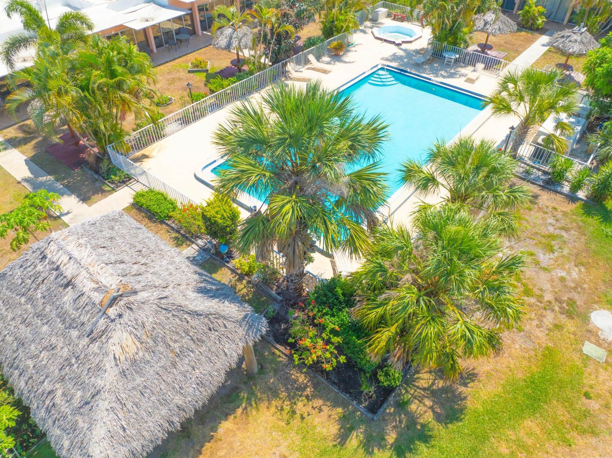 Warm Mineral Springs Motel 2*