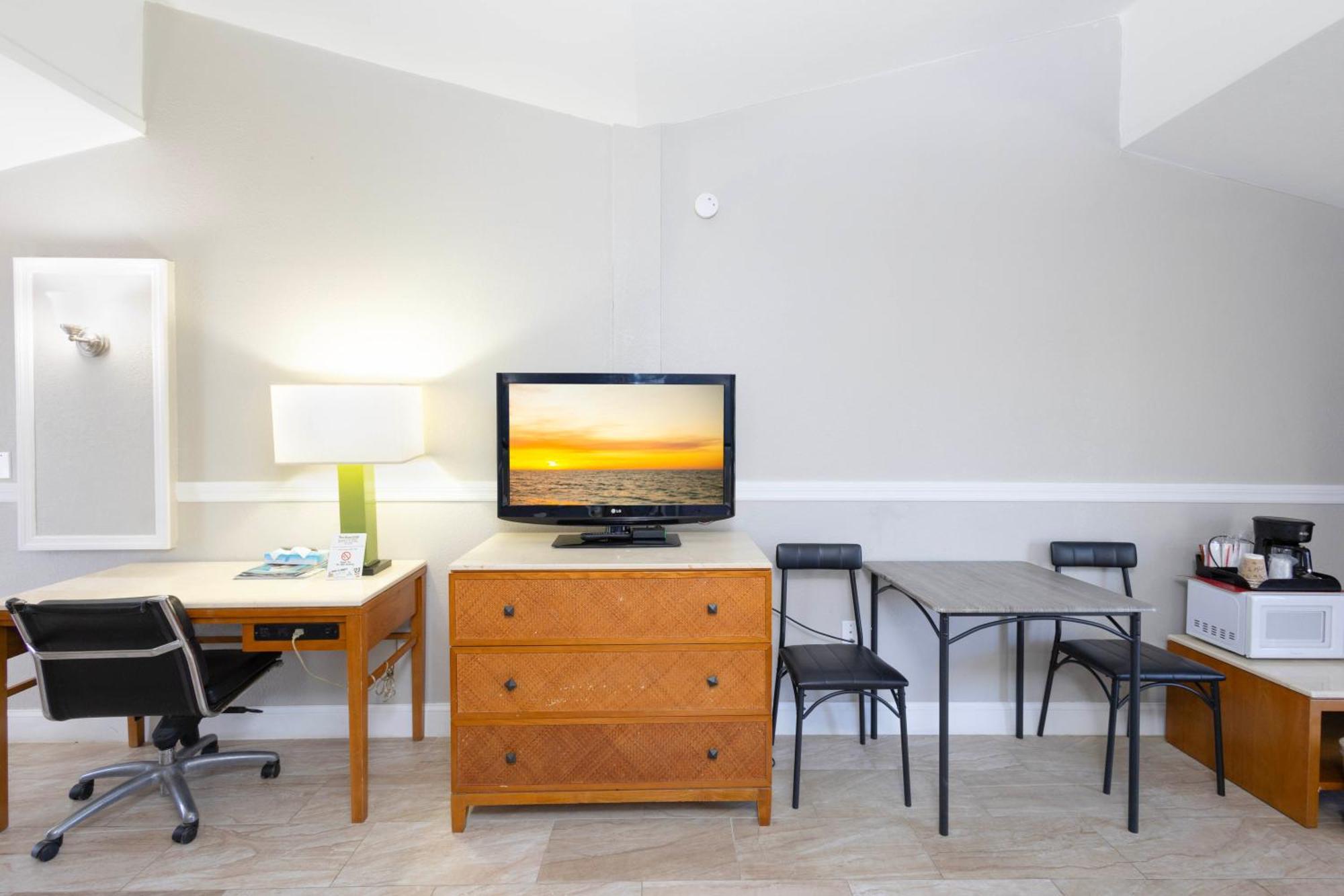 Warm Mineral Springs Motel 2*