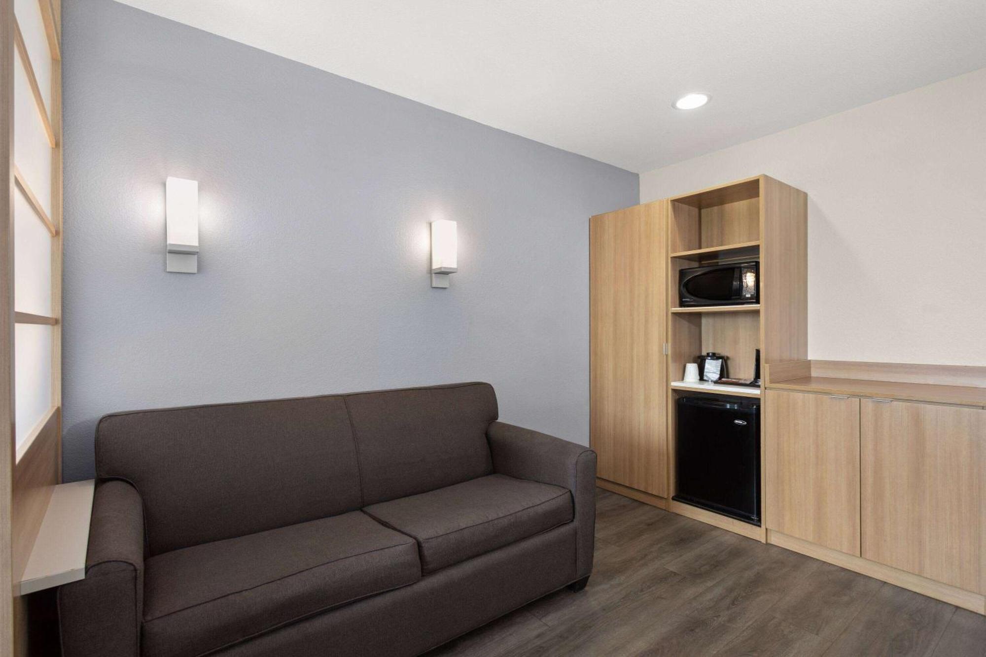 Microtel & By Wyndham Hotel 2*