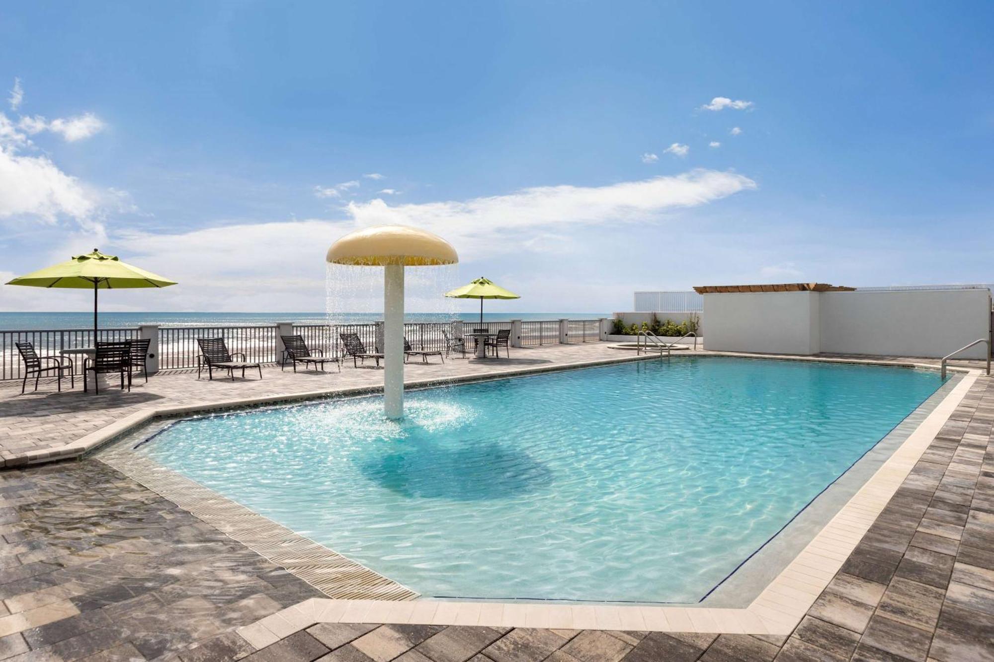 La Quinta By Wyndham Oceanfront Daytona Hotel 3*