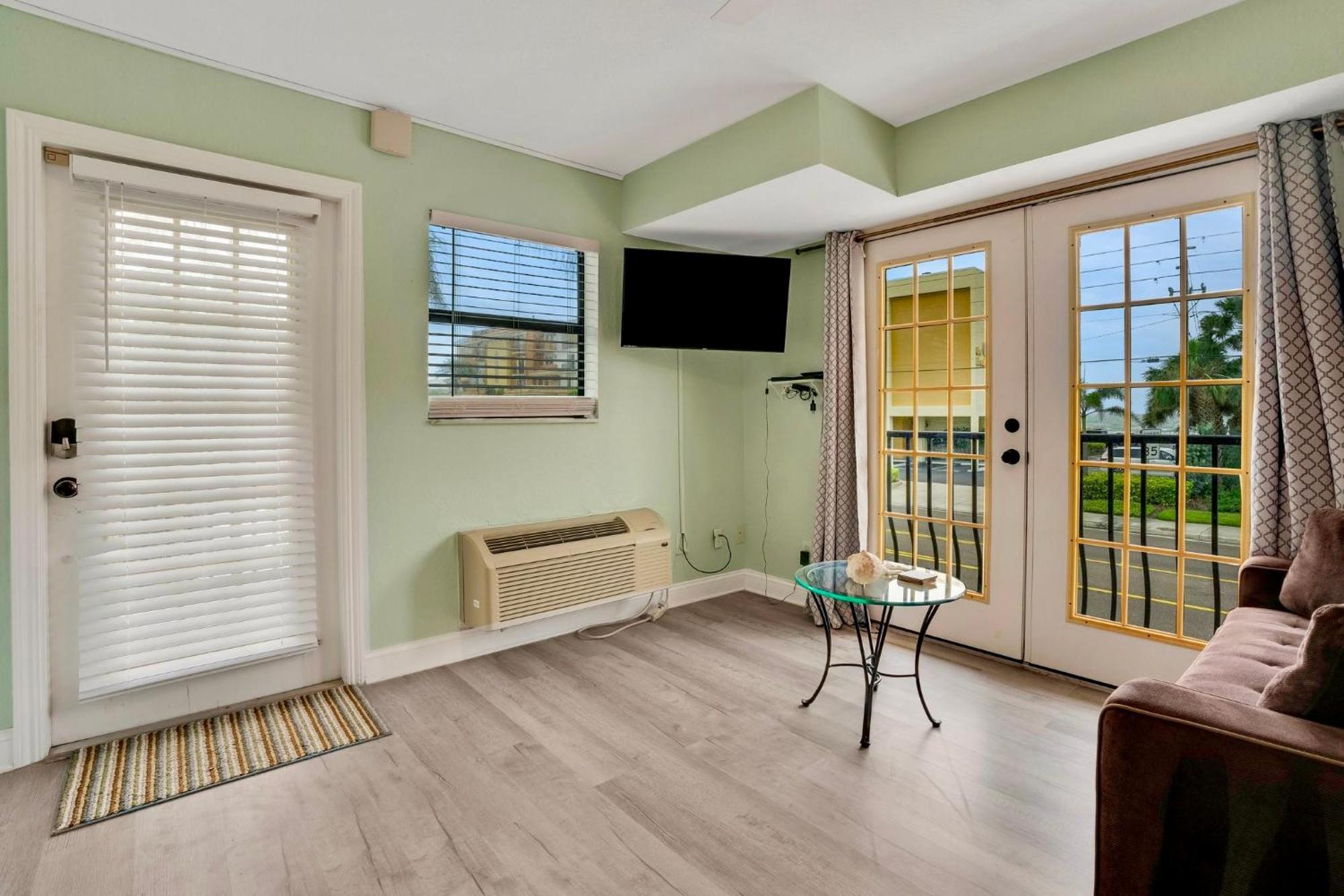 Sunset Corner - View & Heated Pool! Holiday home *