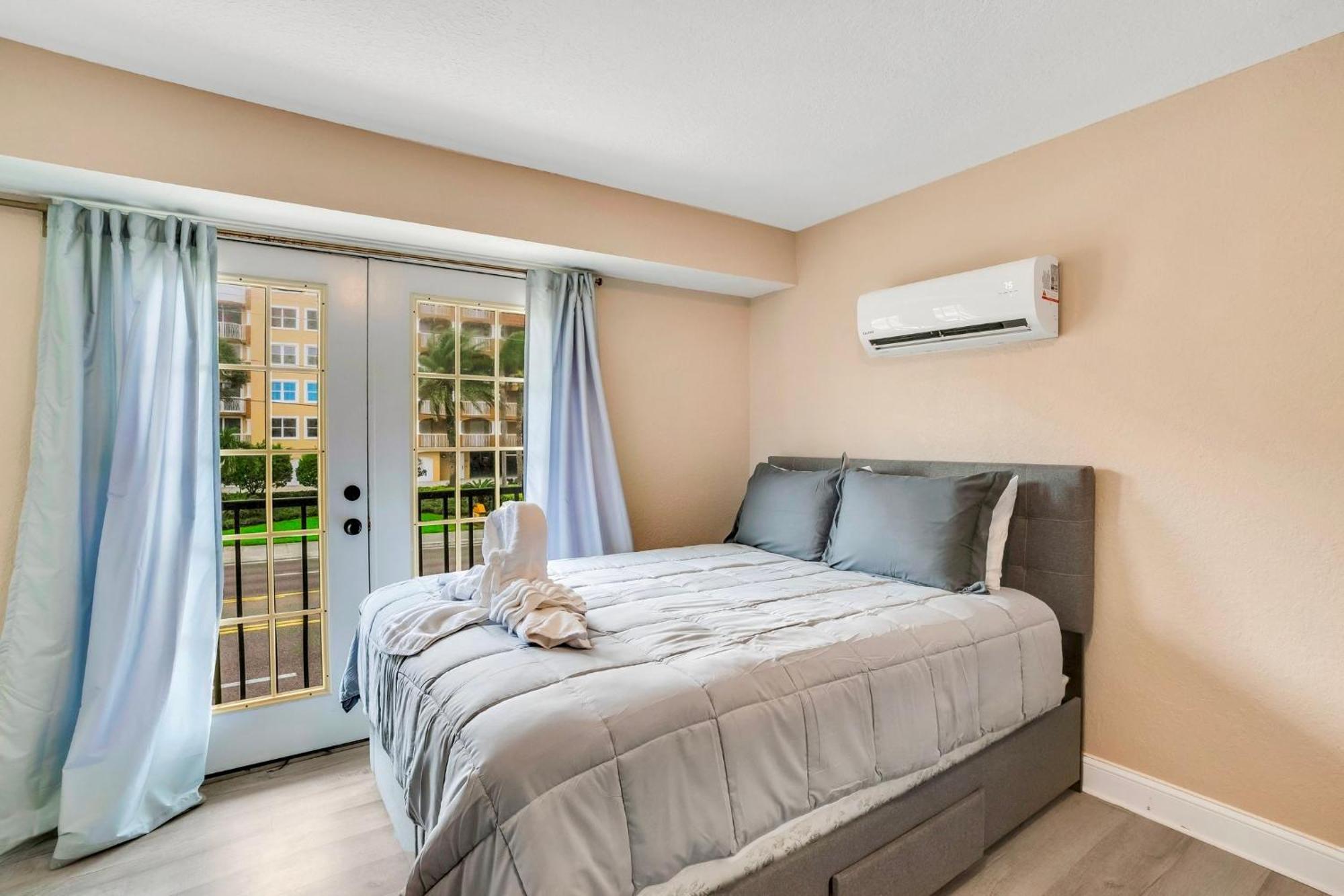 Sunset Corner - View & Heated Pool! Holiday home