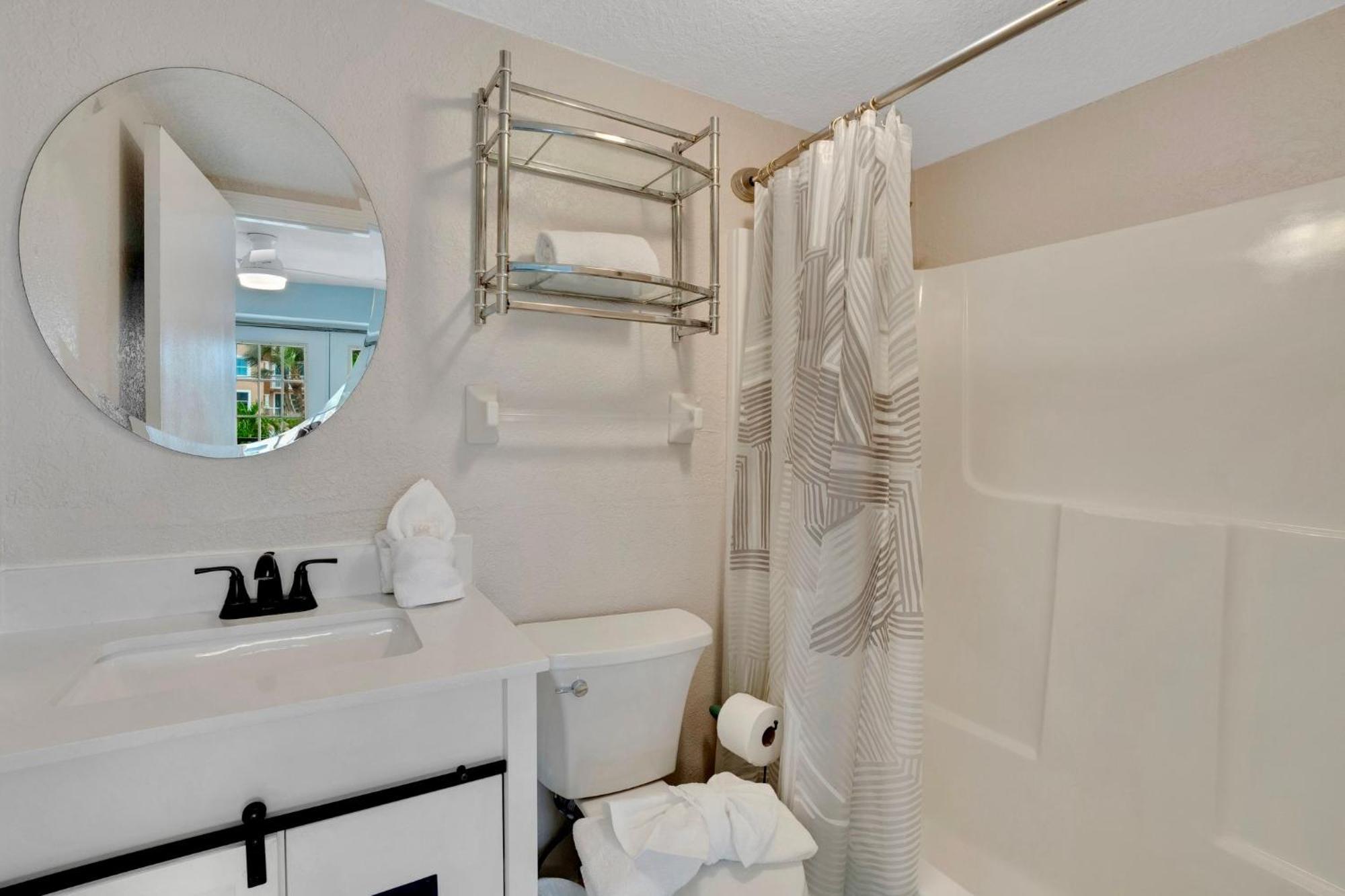 Sunset Corner - View & Heated Pool! St. Pete Beach