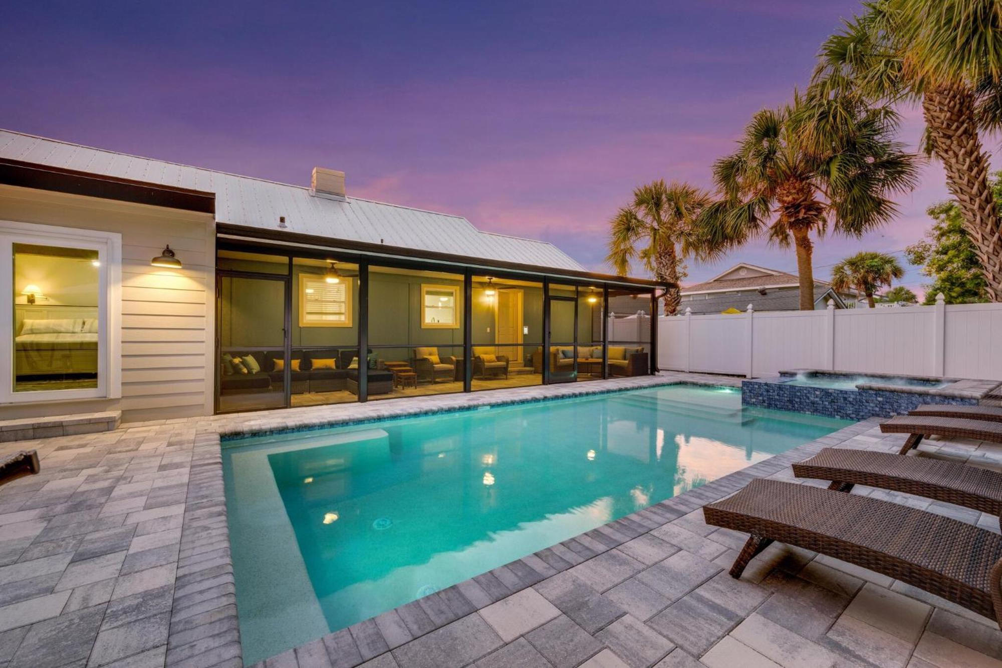 Poolside Oasis - Just Steps To The Sand! - Monthly Holiday home Clearwater Beach