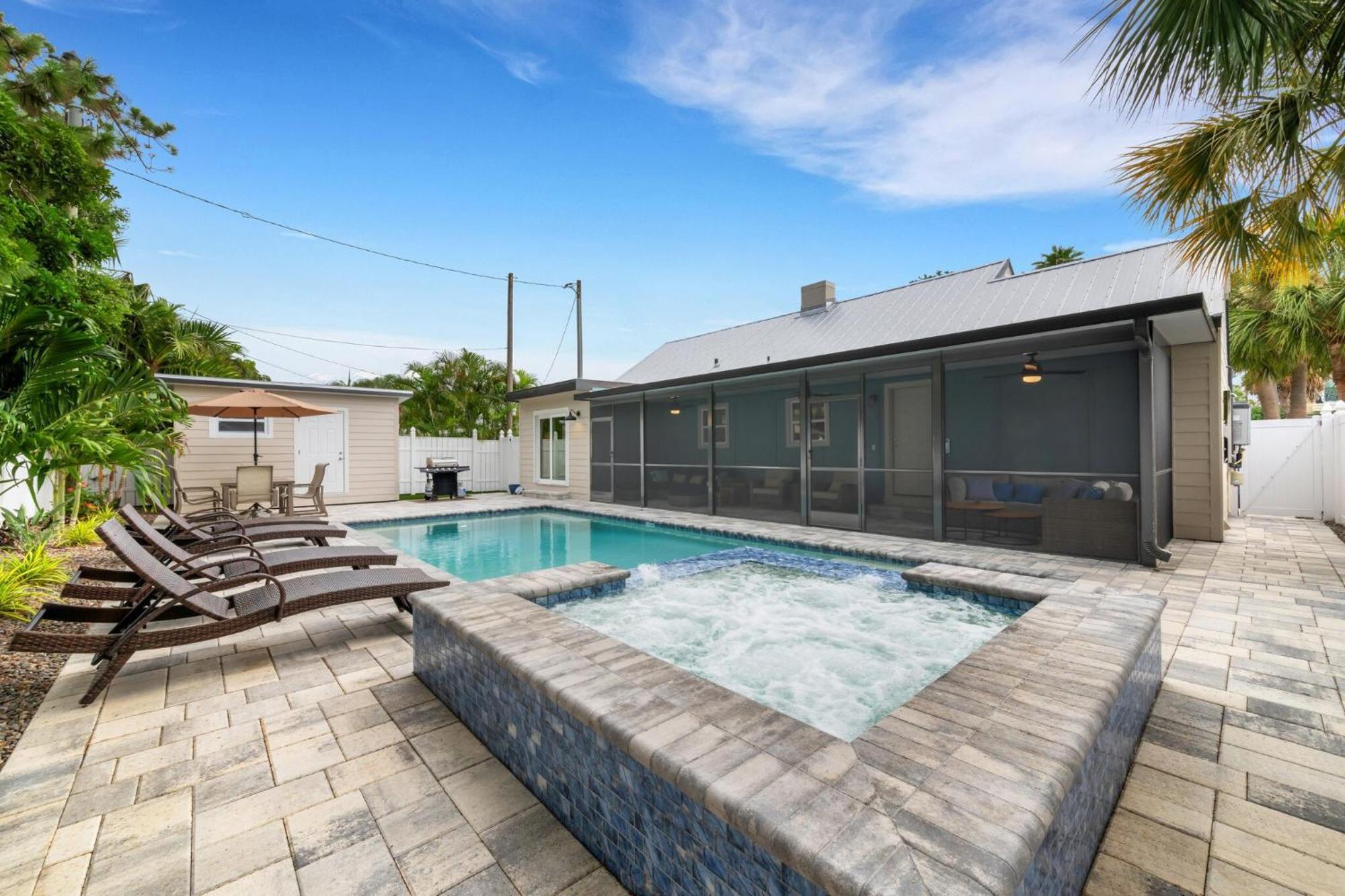 Poolside Oasis - Just Steps To The Sand! - Monthly Clearwater Beach