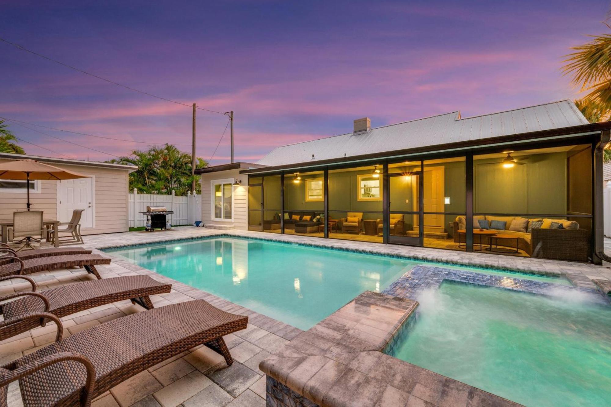 Poolside Oasis - Just Steps To The Sand! - Monthly * Clearwater Beach