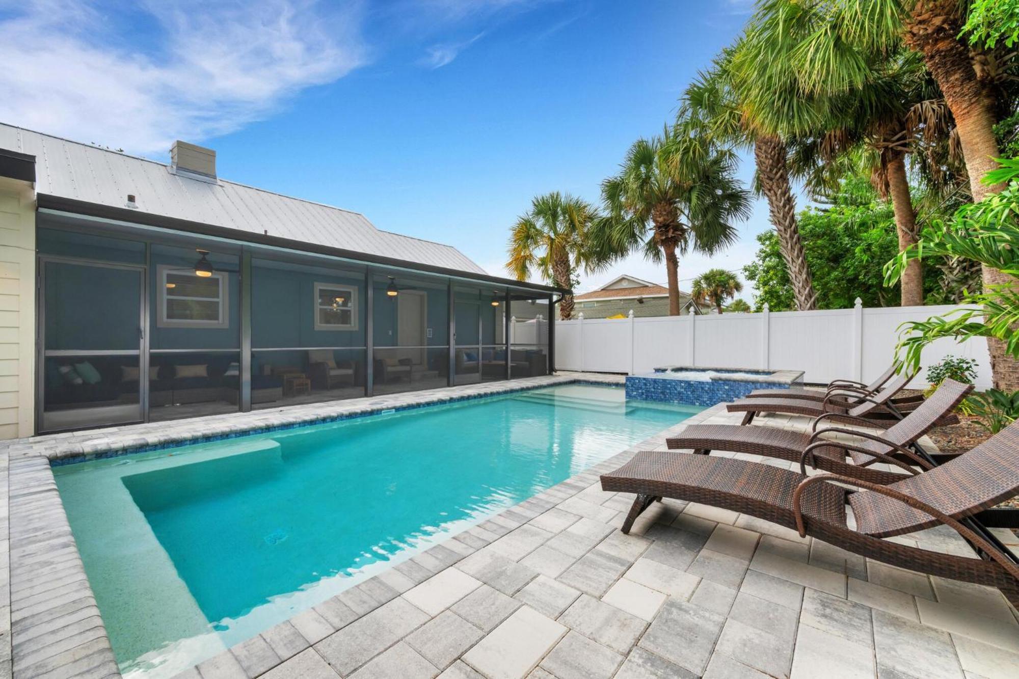 Poolside Oasis - Just Steps To The Sand! - Monthly Holiday home Clearwater Beach