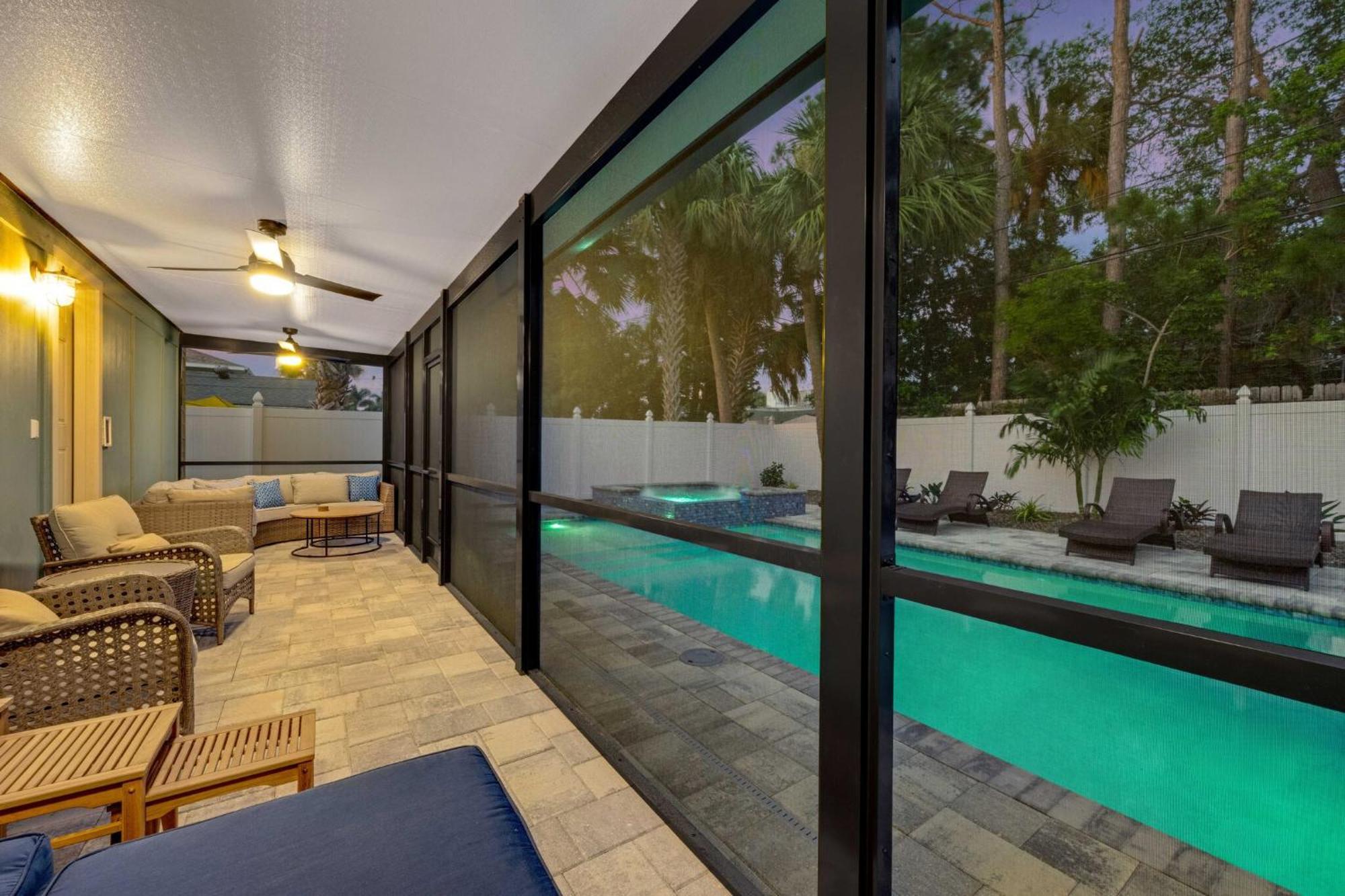 Poolside Oasis - Just Steps To The Sand! - Monthly Holiday home
