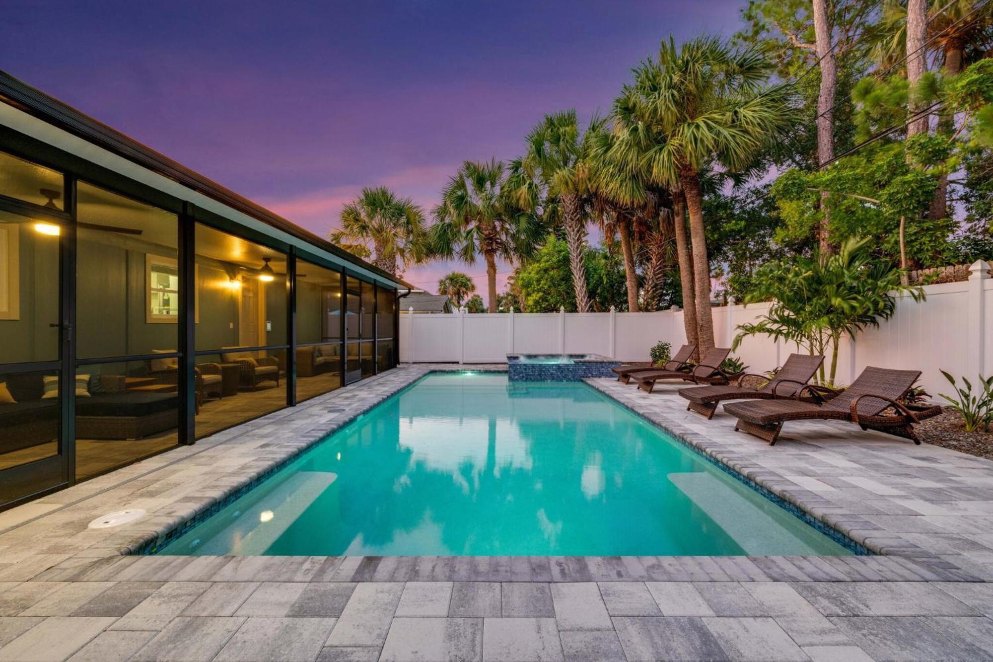 Poolside Oasis - Just Steps To The Sand! - Monthly Holiday home Clearwater Beach