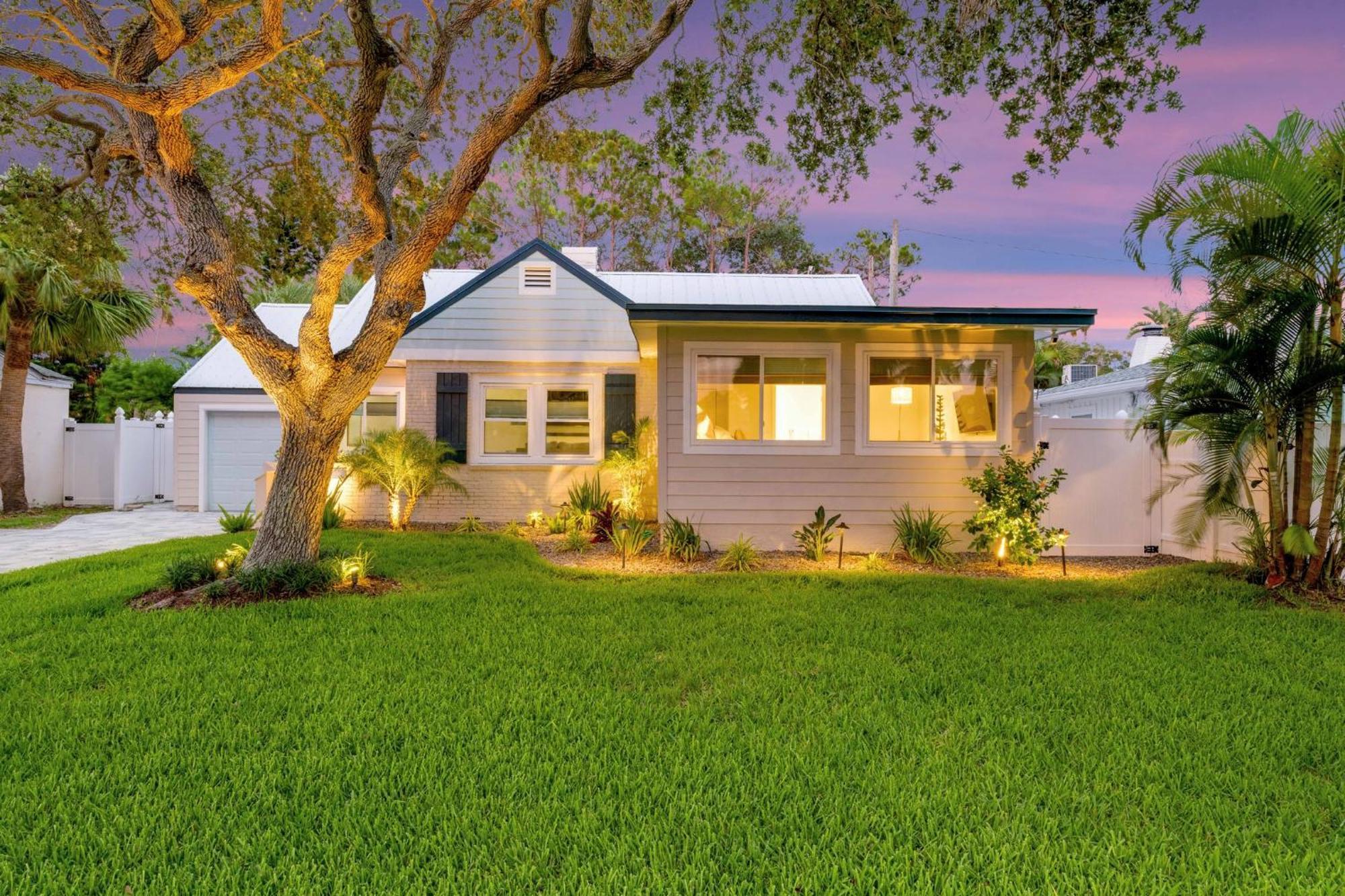 Poolside Oasis - Just Steps To The Sand! - Monthly Holiday home *