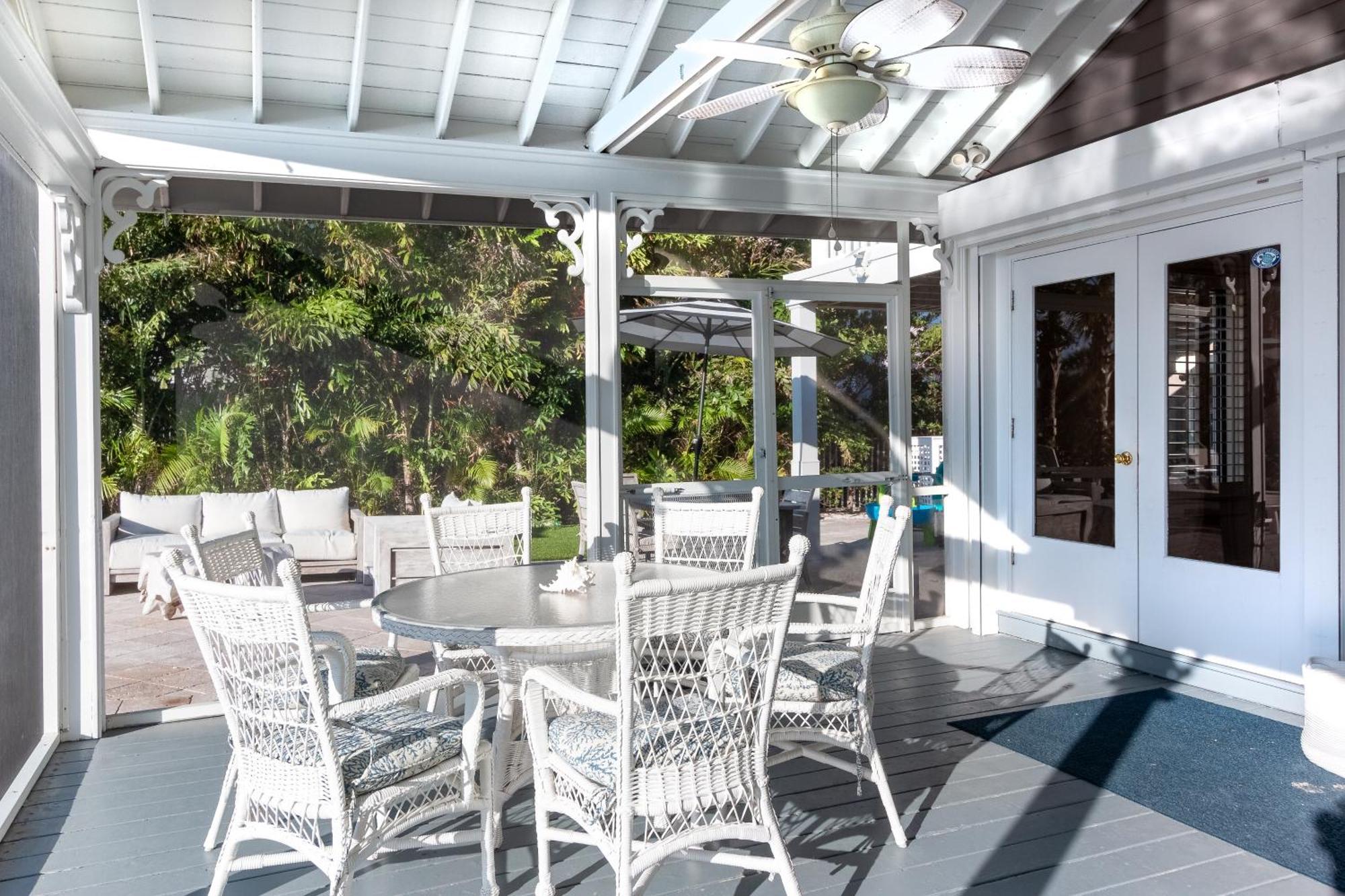 Holiday home Sunset Breeze - Beachfront Pool - Monthly