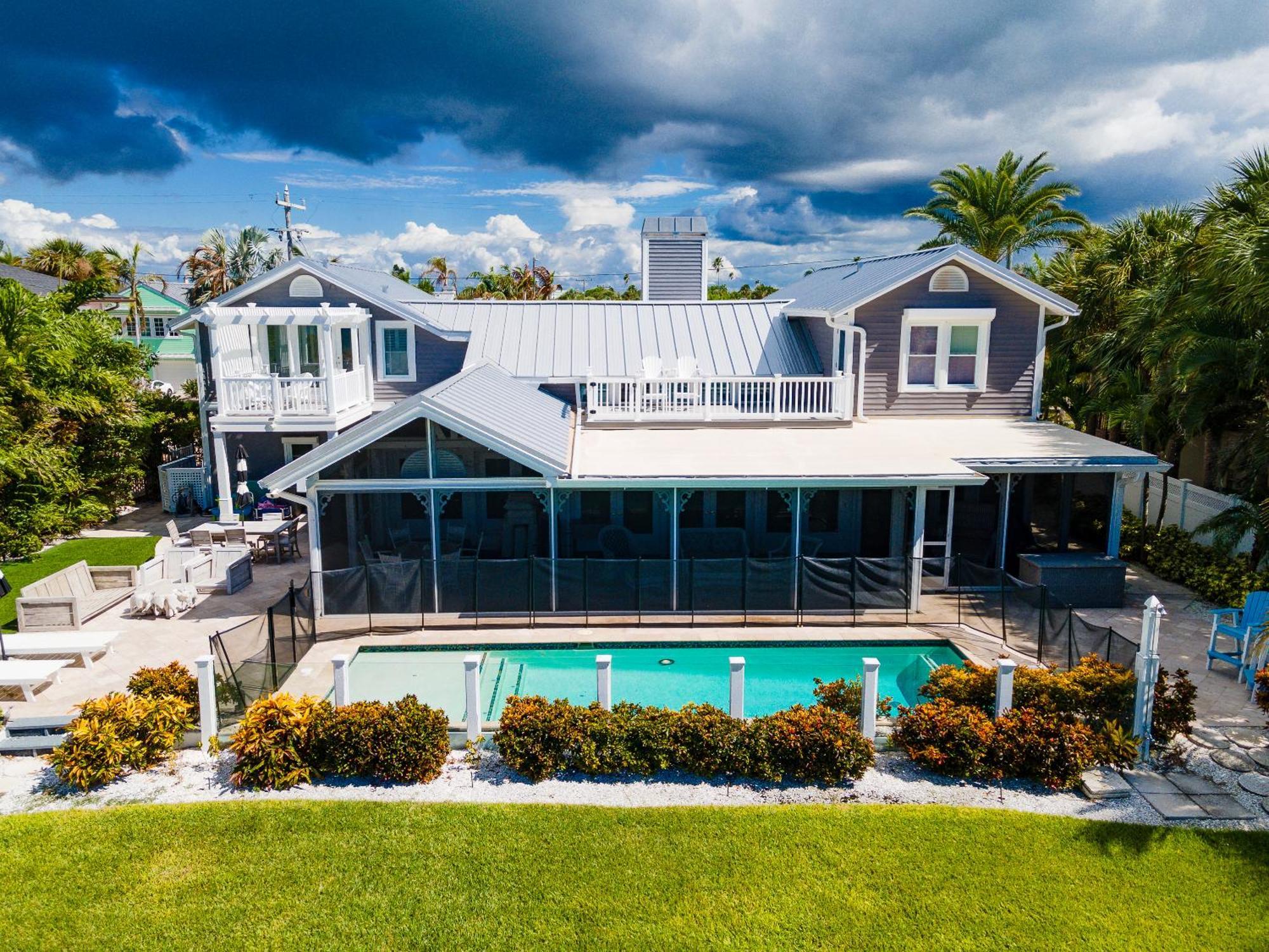 Sunset Breeze - Beachfront Pool - Monthly Holiday home *