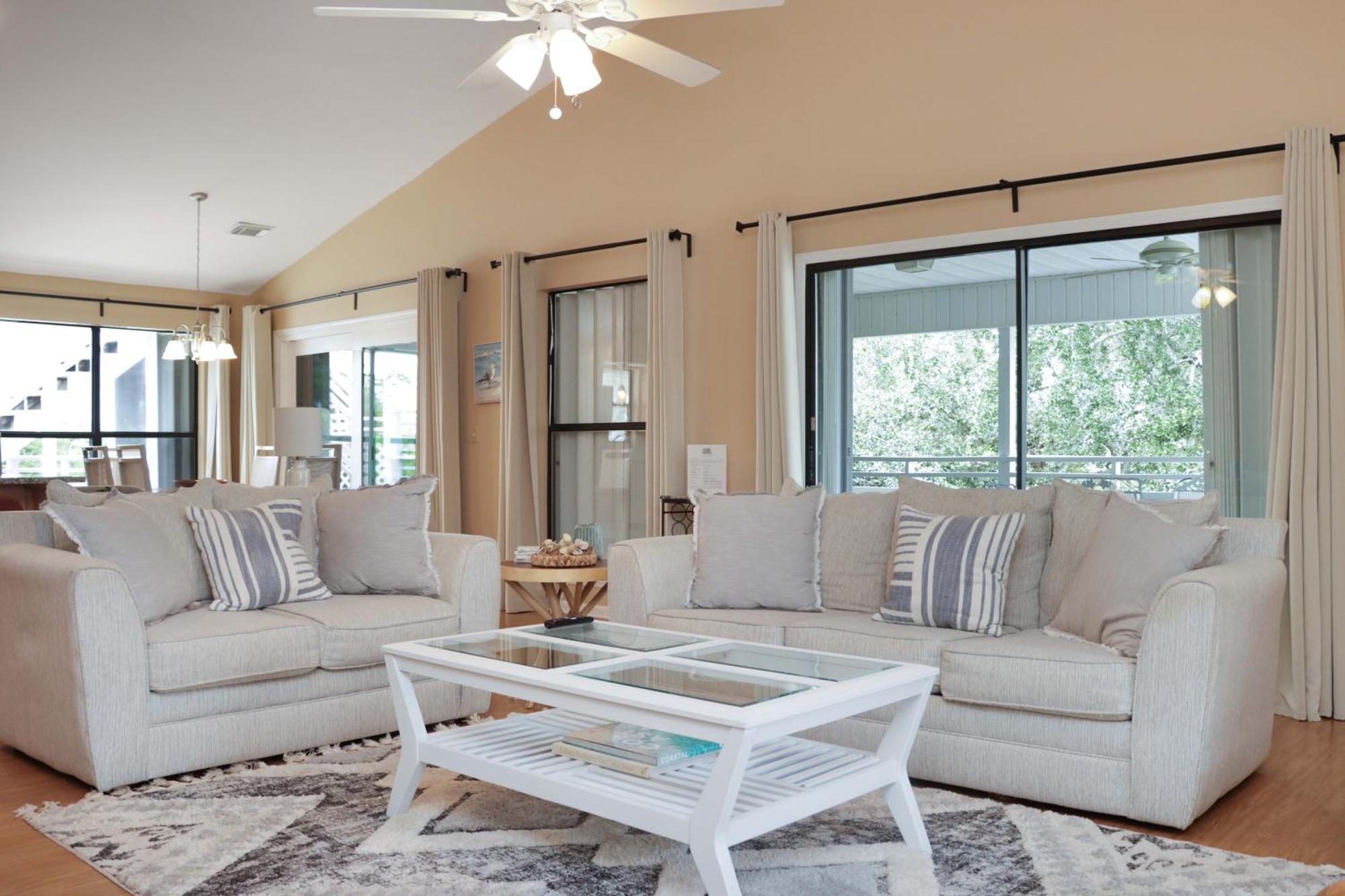 Woofs And Waves By Pristine Vacation Holiday home *
