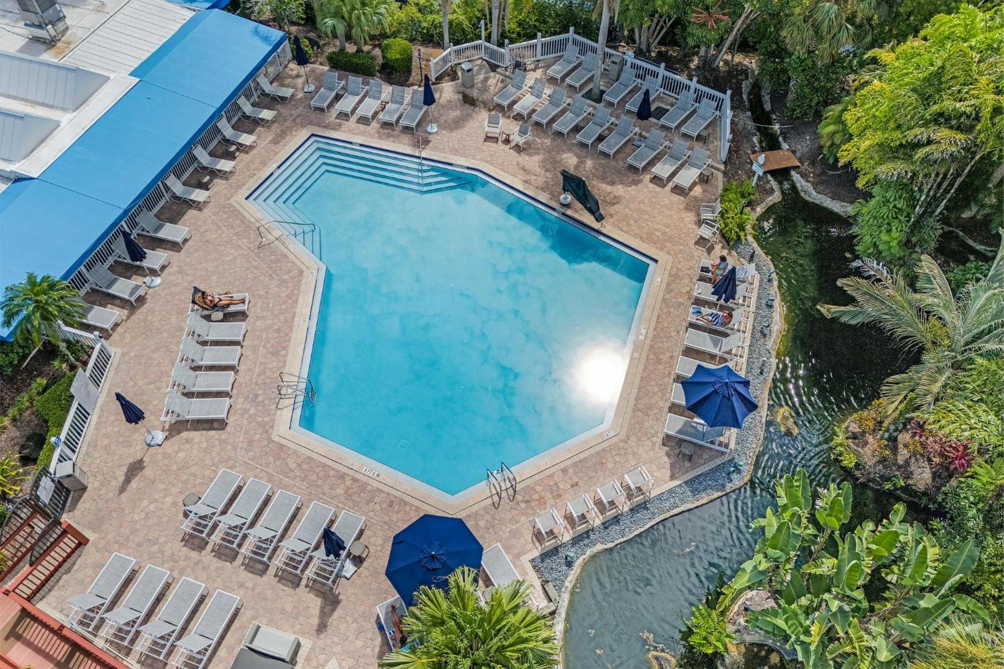 Park Shore Beautiful Deluxe 2 Bed 2bath *
