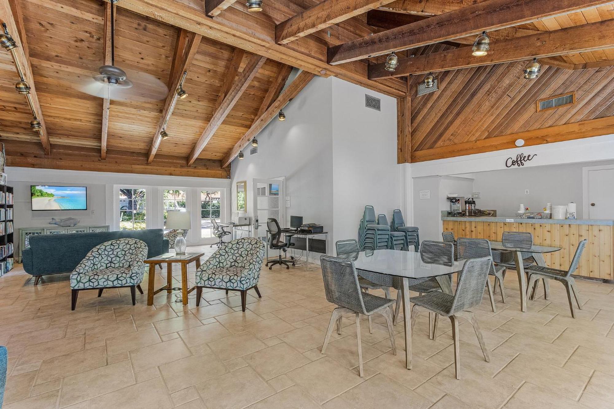 Park Shore Beautiful Deluxe 2 Bed 2bath * Naples