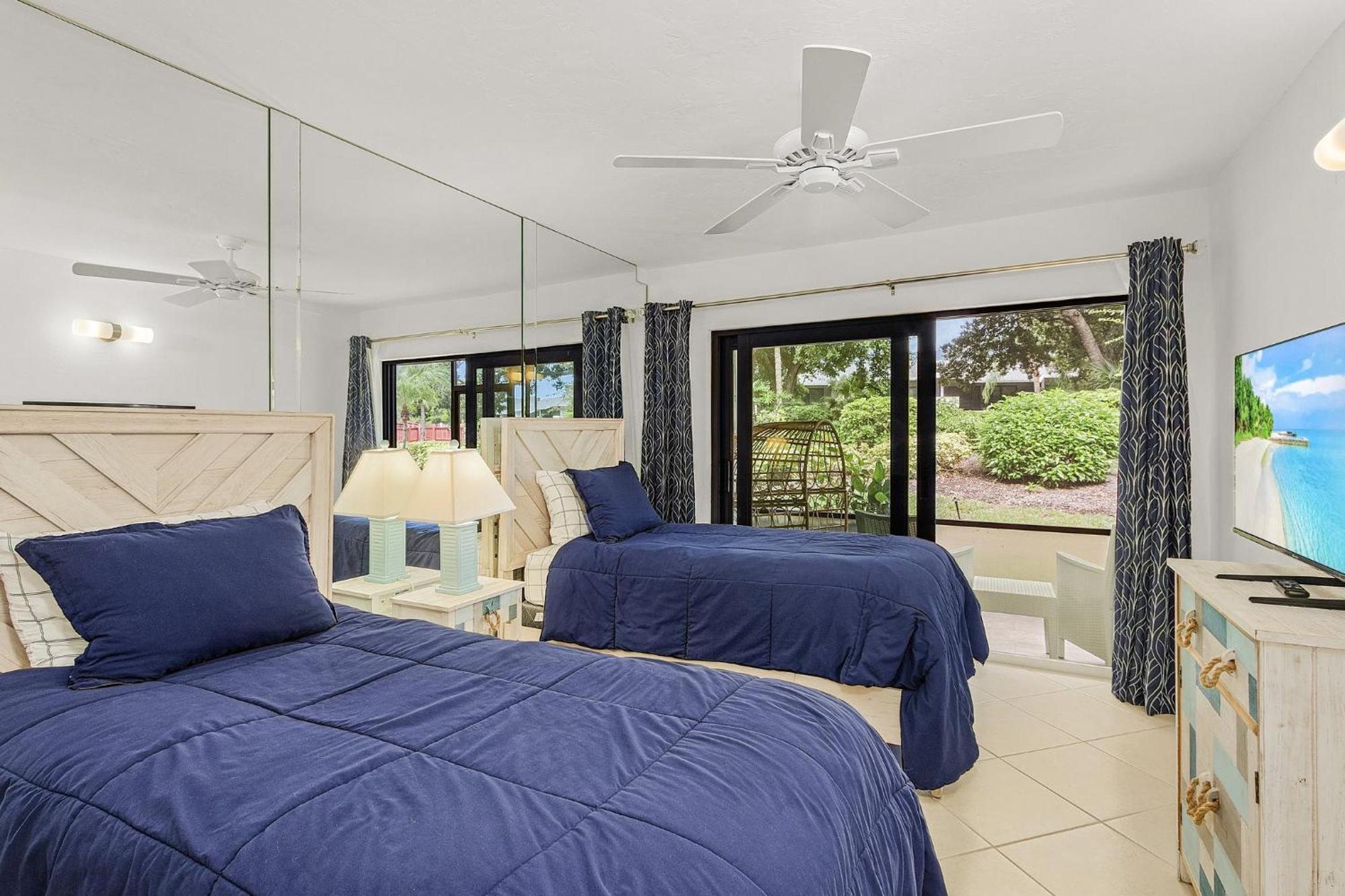 Park Shore Beautiful Deluxe 2 Bed 2bath