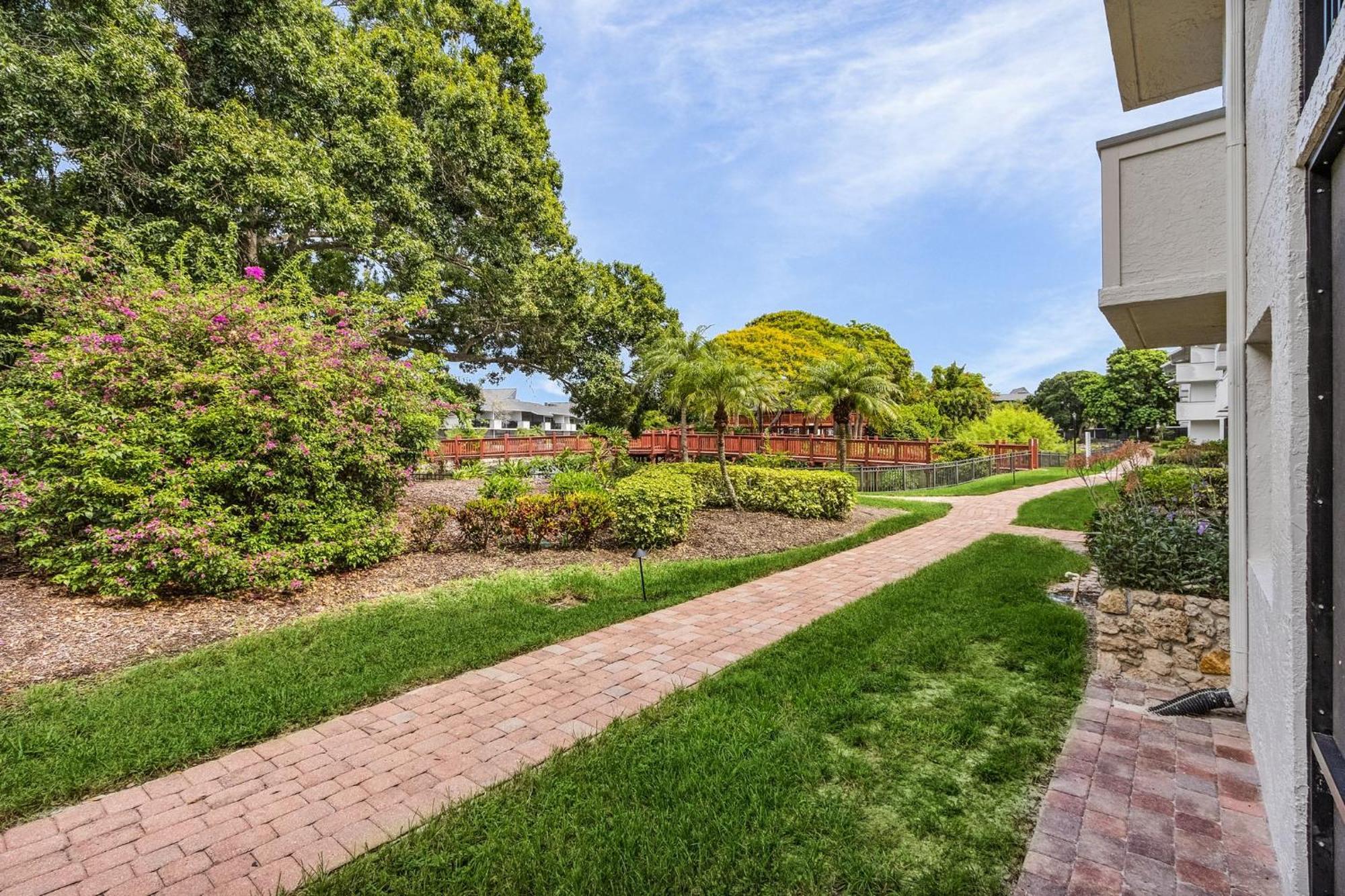 Park Shore Beautiful Deluxe 2 Bed 2bath *