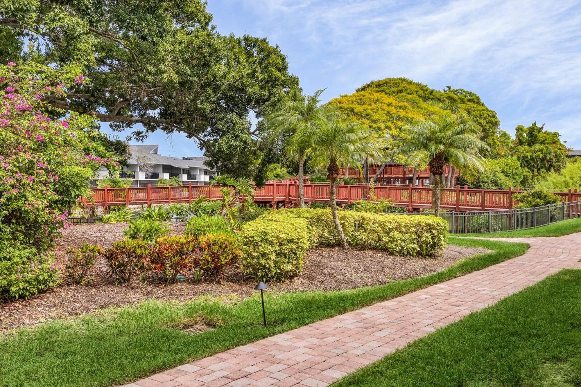 Park Shore Beautiful Deluxe 2 Bed 2bath * Naples