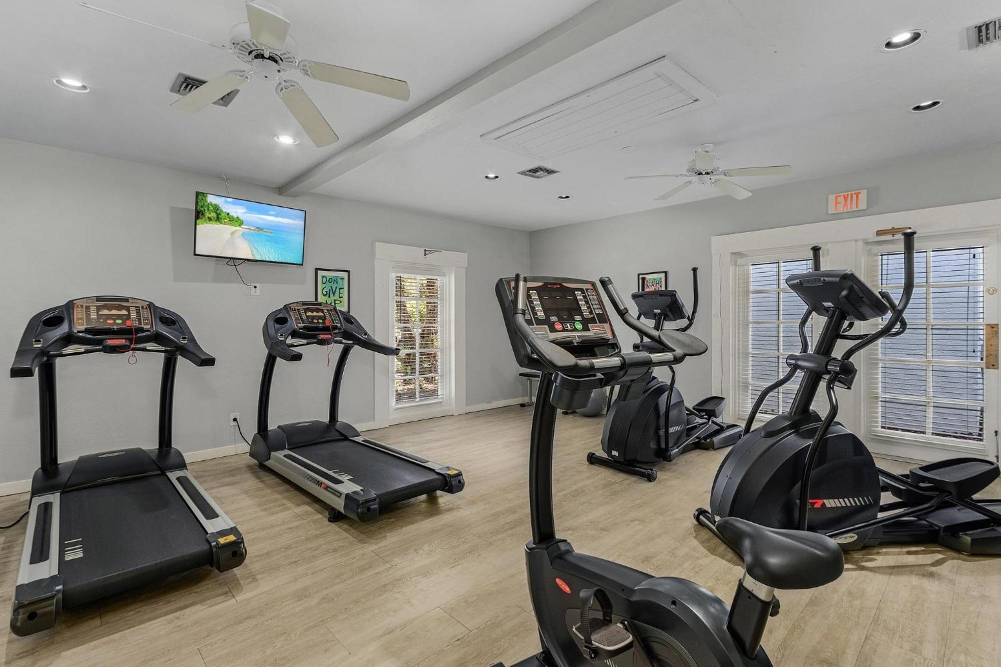 Park Shore Beautiful Deluxe 2 Bed 2bath