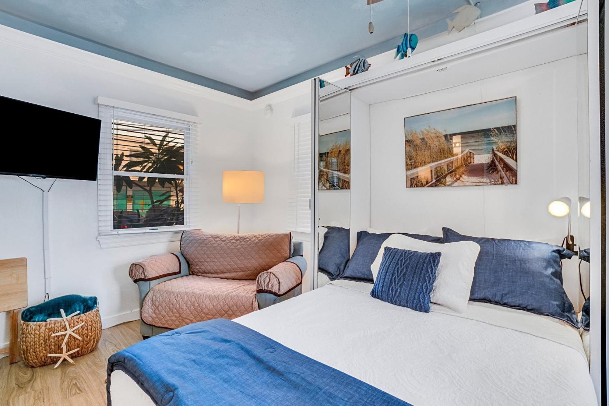 Saltwater Hideaway - Waterfront - Coral #e-2 *