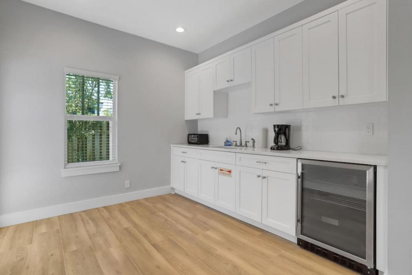 Stunning 4br 3ba Pool 5 Min To *