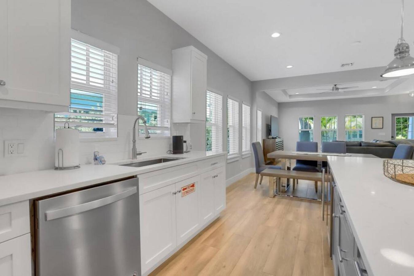 Stunning 4br 3ba Pool 5 Min To * Lake Worth Beach