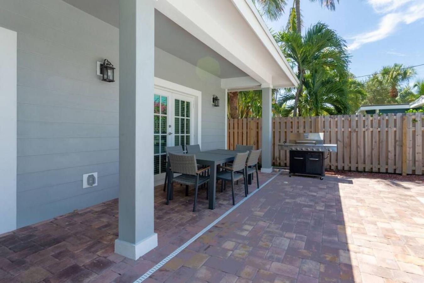 Stunning 4br 3ba Pool 5 Min To Holiday home *