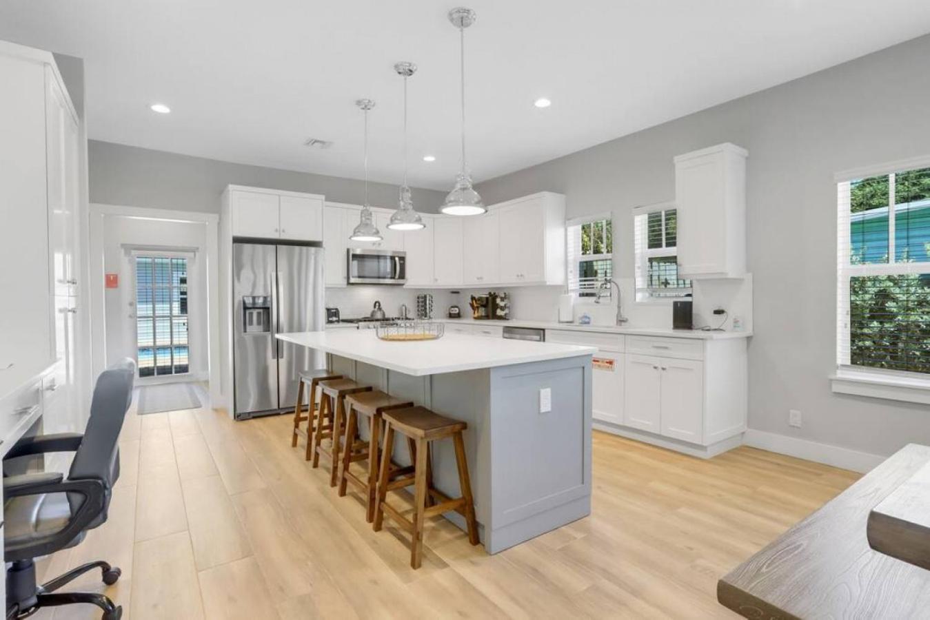 Stunning 4br 3ba Pool 5 Min To Holiday home Lake Worth Beach