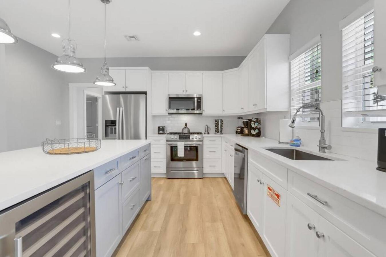 Stunning 4br 3ba Pool 5 Min To Holiday home Lake Worth Beach