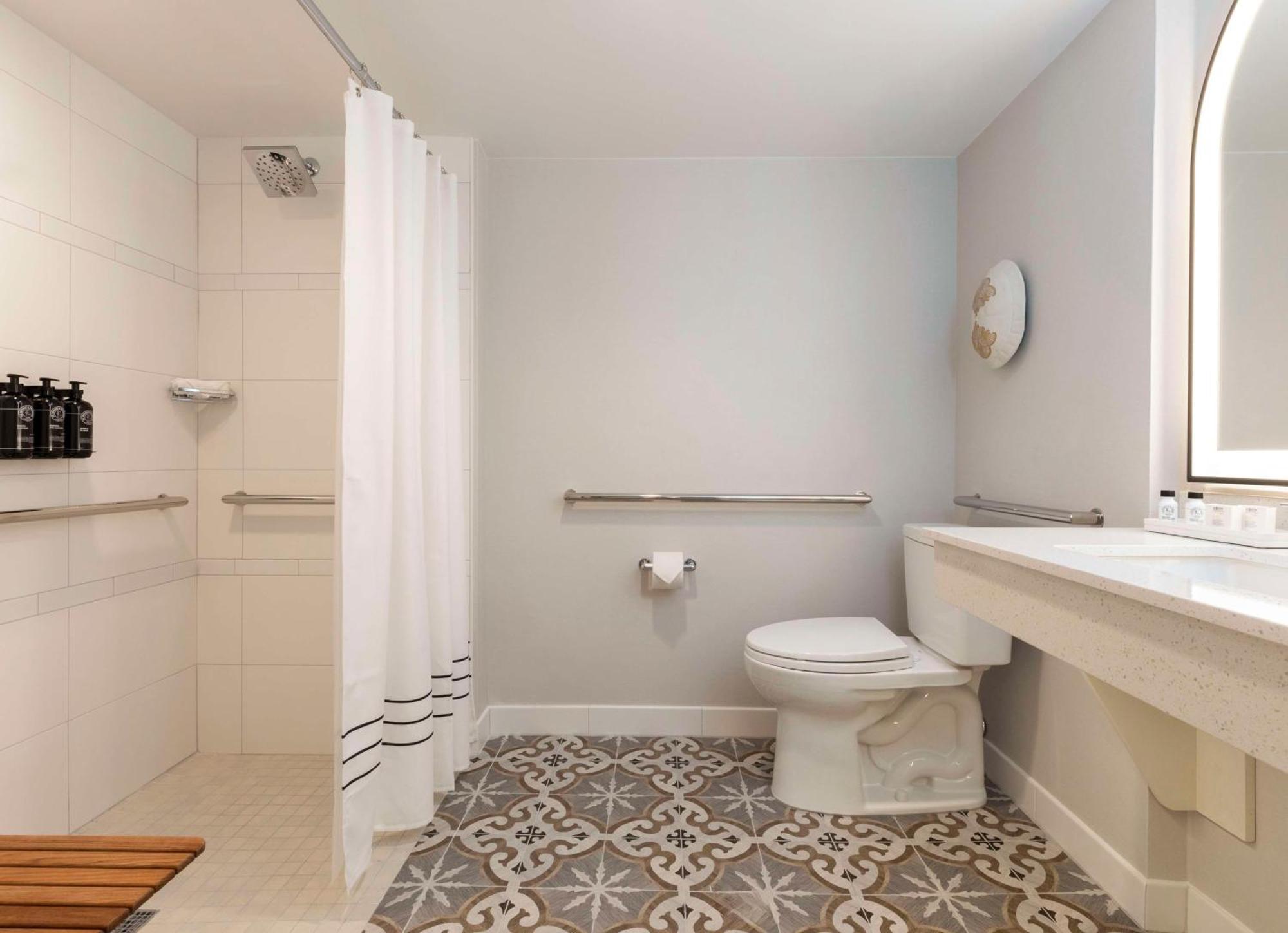 Resort The Singer Oceanfront Resort, Curio Collection By Hilton Riviera Beach