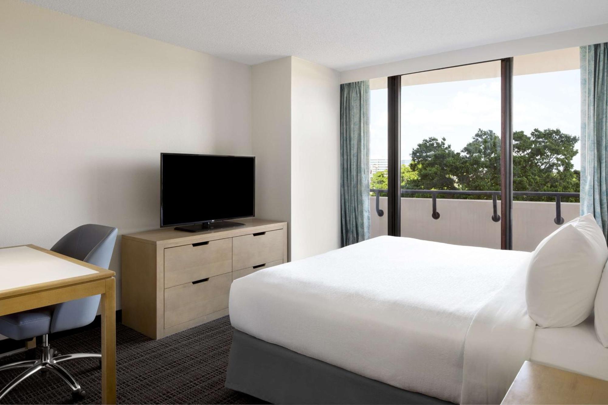 Embassy By Hilton Airport Westshore Hotel 3*
