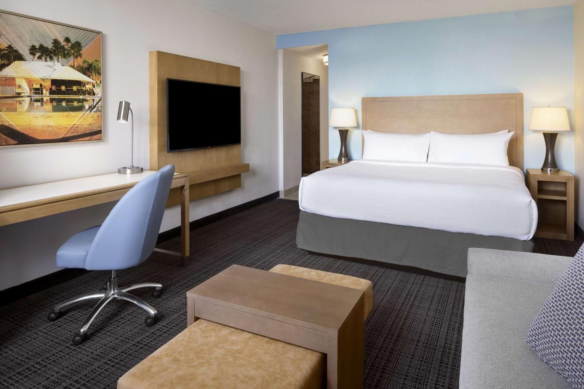 Hotel Embassy By Hilton Airport Westshore 3*