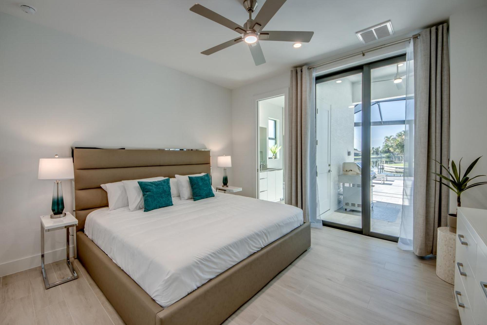 Brandnew Villa-puresun At Canal Intersection, Heated Saltwater Pool And Spa, Facing South Villa Cape Coral