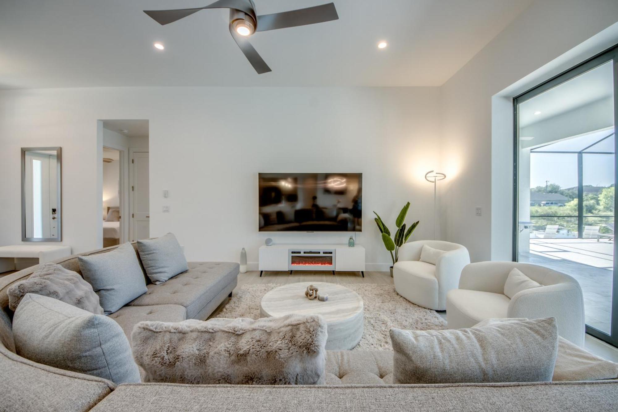 Brandnew Villa-puresun At Canal Intersection, Heated Saltwater Pool And Spa, Facing South