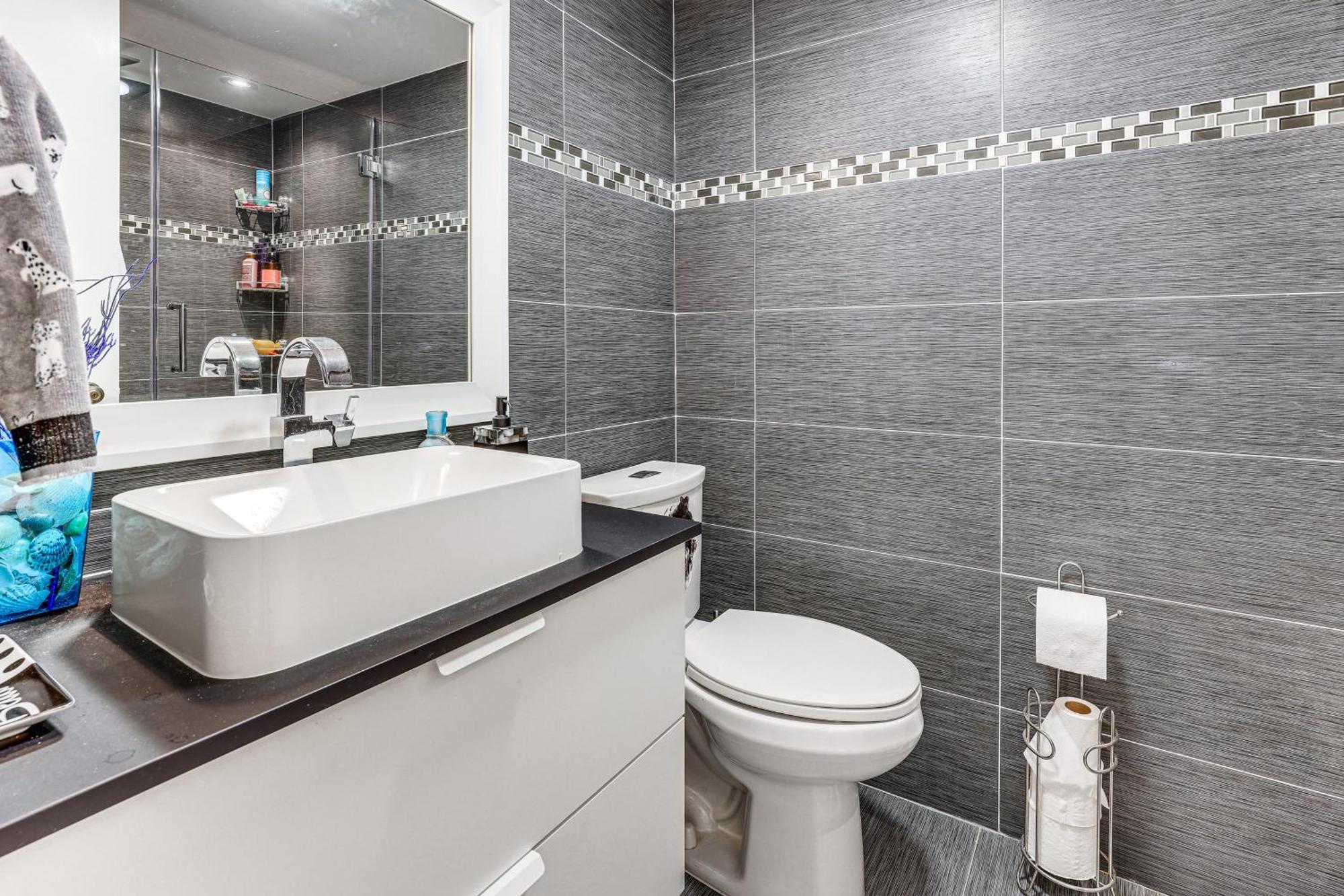 With Patio And Amenities In Pierce! Apartment