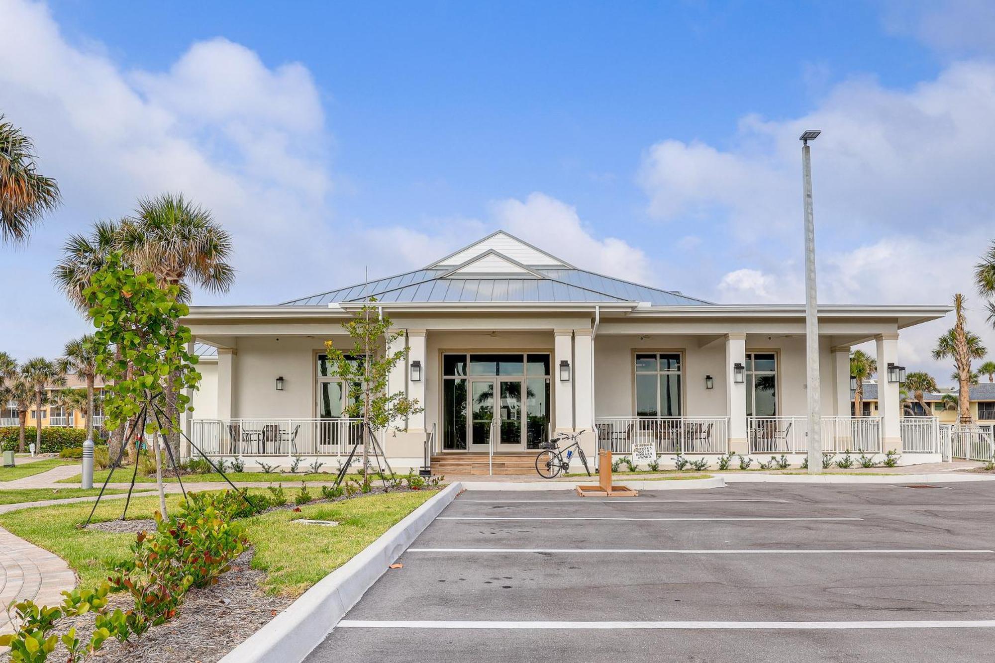 Apartment With Patio And Amenities In Pierce!