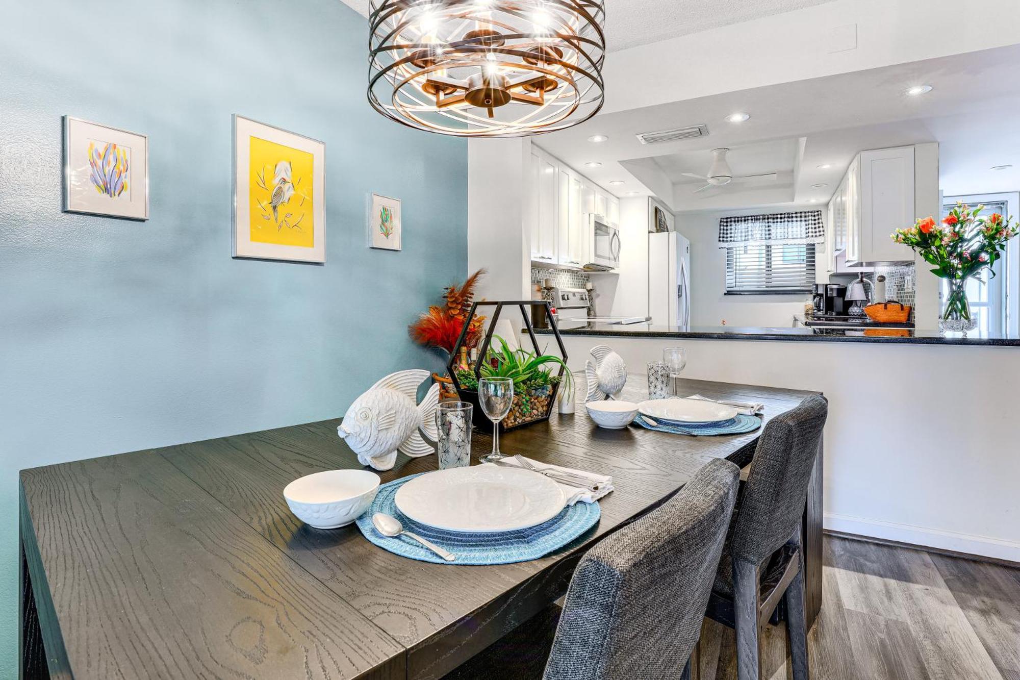 With Patio And Amenities In Pierce! Apartment